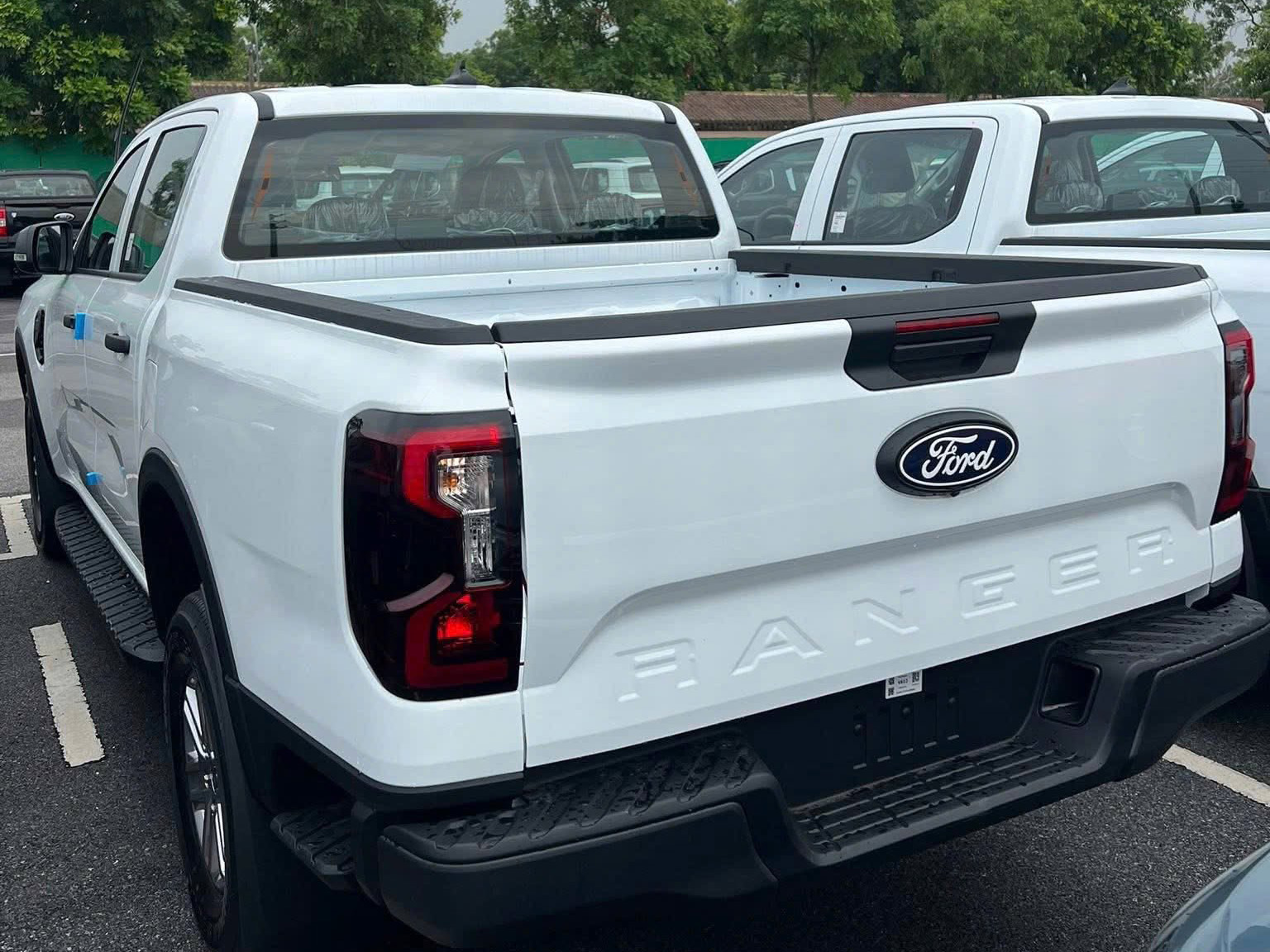 Ford Ranger bản rẻ nhất n&acirc;ng cấp tại Việt Nam: Gi&aacute; kh&ocirc;ng đổi, hộp số 10 cấp, m&agrave;n lớn, gương điện c&ugrave;ng nhiều điểm mới kh&aacute;c, tăng &aacute;p lực cho Hilux - Ảnh 2.