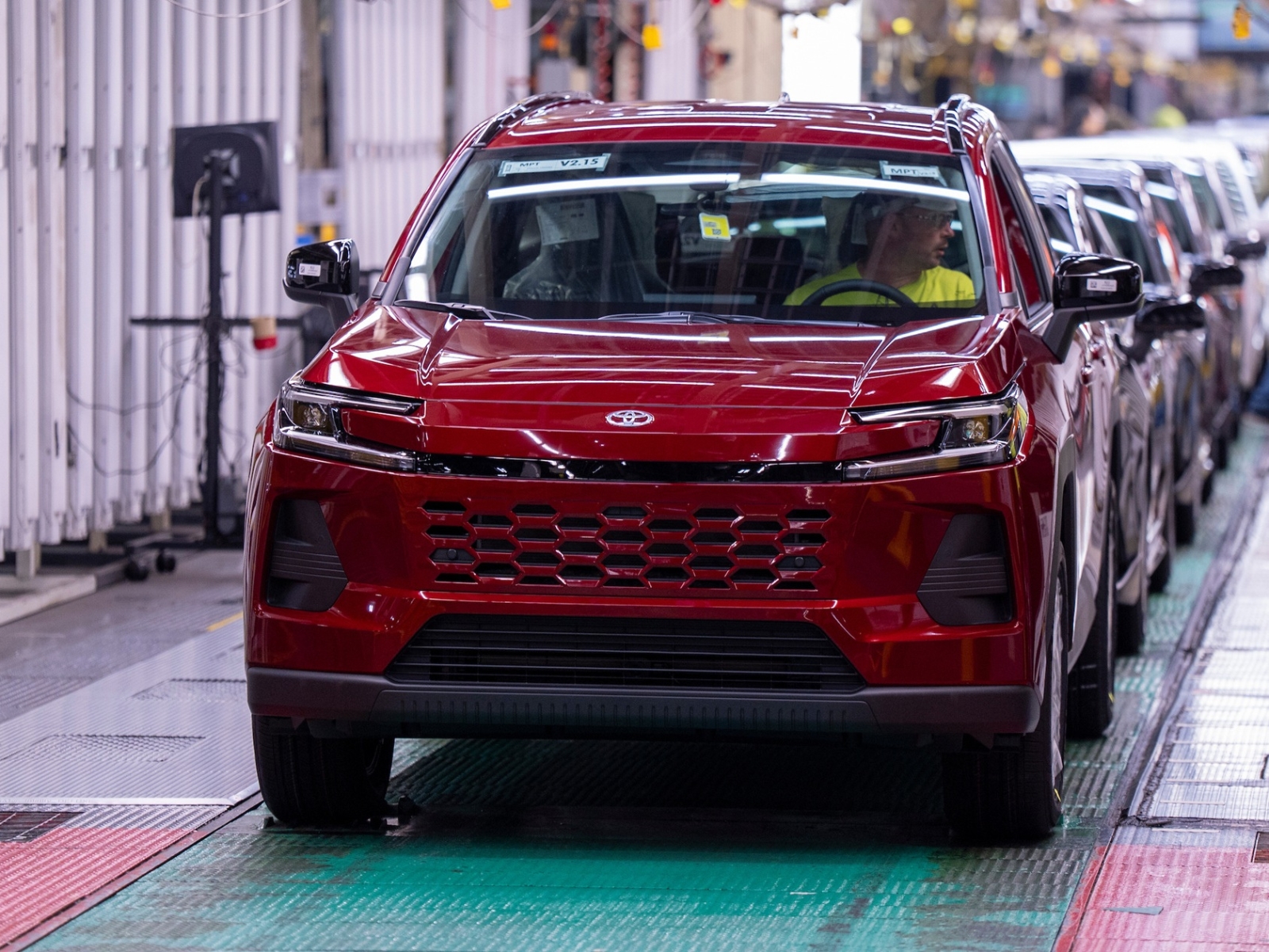 Ri&ecirc;ng số xe RAV4 &lsquo;ch&aacute;y h&agrave;ng&rsquo; đ&atilde; gần bằng lượng Toyota Việt Nam b&aacute;n cả năm! - Ảnh 1.