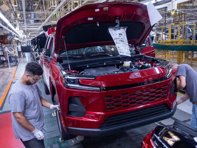 Ri&ecirc;ng số xe RAV4 &lsquo;ch&aacute;y h&agrave;ng&rsquo; đ&atilde; gần bằng lượng Toyota Việt Nam b&aacute;n cả năm! - Ảnh 2.