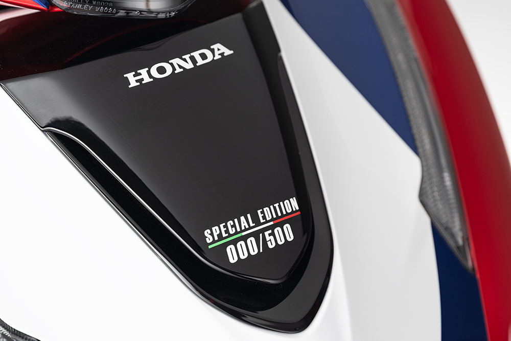H&agrave;ng hiếm Honda SH 150i Special Edition HRC chốt lịch ra mắt Việt Nam: Giới hạn 250 chiếc to&agrave;n cầu, nhập trực tiếp từ &Yacute;, dễ d&agrave;ng nhận ra với bộ tem độc quyền - Ảnh 4.