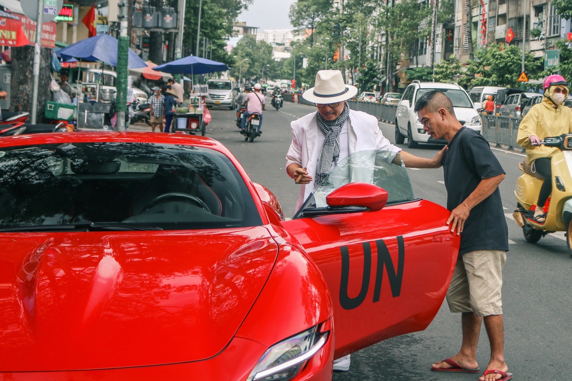 Đ&atilde; c&oacute; người Việt đầu ti&ecirc;n xuống tiền chốt đơn Ferrari Luce, d&acirc;n t&igrave;nh thi nhau 'l&ugrave;ng sục' danh t&iacute;nh vị đại gia b&iacute; ẩn- Ảnh 5.