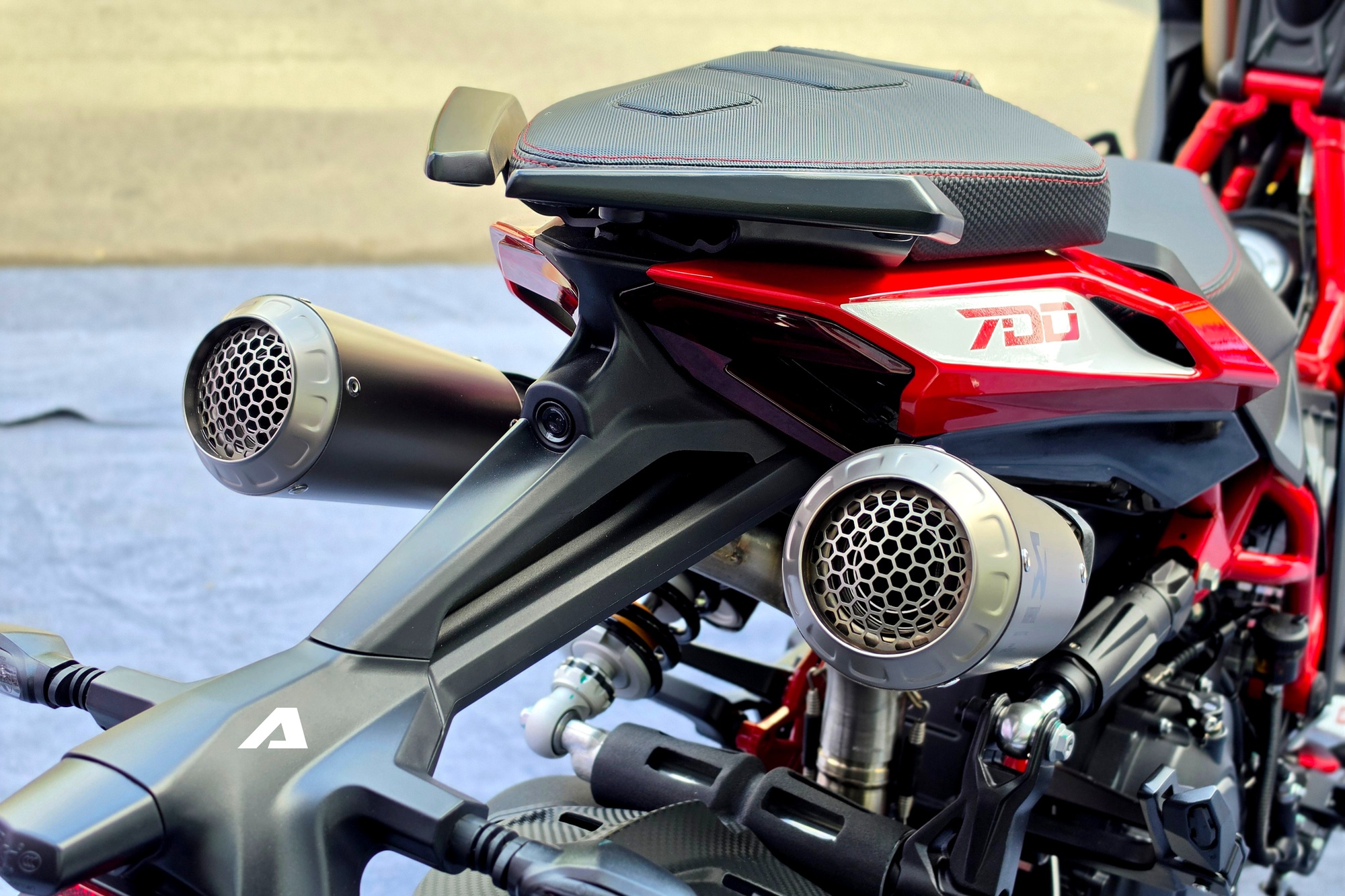 'Si&ecirc;u phẩm' m&ocirc; t&ocirc; Italjet Dragster 700 mở b&aacute;n tại Việt Nam: Gi&aacute; gần bằng VF 5, c&oacute; sẵn camera h&agrave;nh tr&igrave;nh trước sau, hệ thống treo lấy cảm hứng từ MotoGP- Ảnh 4.
