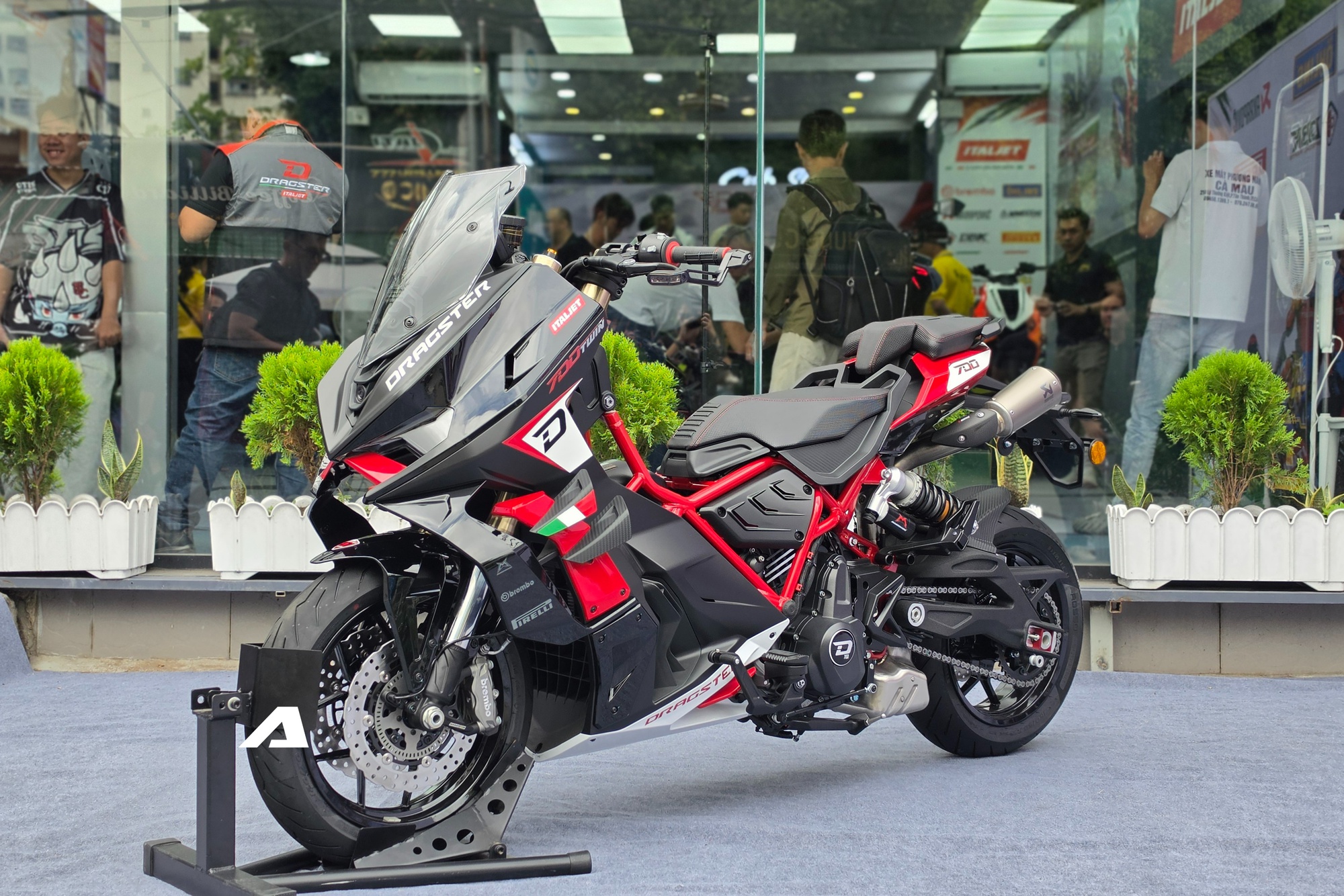 'Si&ecirc;u phẩm' m&ocirc; t&ocirc; Italjet Dragster 700 mở b&aacute;n tại Việt Nam: Gi&aacute; gần bằng VF 5, c&oacute; sẵn camera h&agrave;nh tr&igrave;nh trước sau, hệ thống treo lấy cảm hứng từ MotoGP- Ảnh 1.