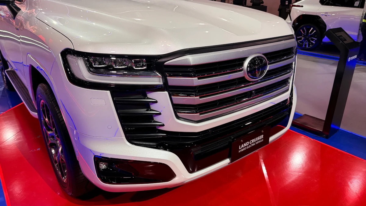 Toyota Land Cruiser Hybrid ra mắt ĐN&Aacute;: Chốt gi&aacute; gần 3 tỷ, vẫn d&ugrave;ng m&aacute;y V6 3.5L, dễ 'ch&aacute;y h&agrave;ng' khi về Việt Nam- Ảnh 3.