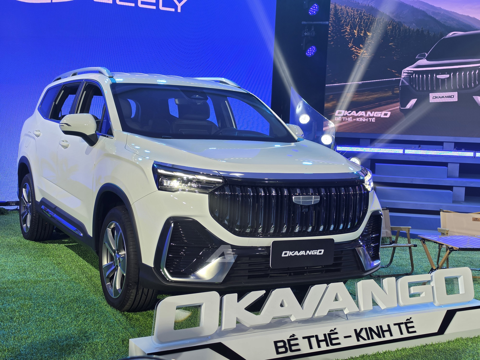 Geely Okavango chốt gi&aacute; từ 739 triệu tại Việt Nam: M&agrave;n h&igrave;nh 14,6inch, rộng hơn Santa Fe nhưng rẻ hơn Corolla Cross- Ảnh 2.