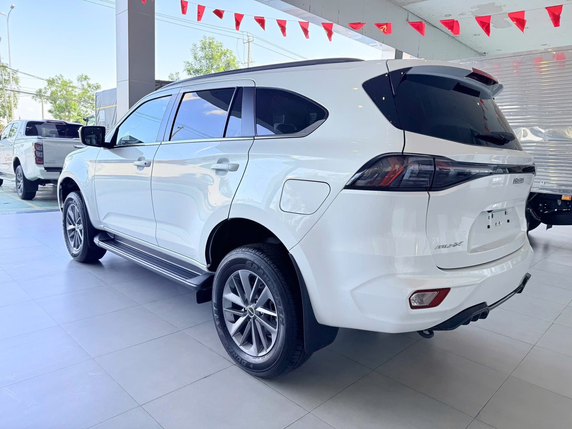 Isuzu mu-X xả kho giảm gi&aacute; tới 115 triệu đồng tại đại l&yacute;, gi&aacute; thực tế chỉ ngang nh&oacute;m CX-5, Tucson- Ảnh 2.