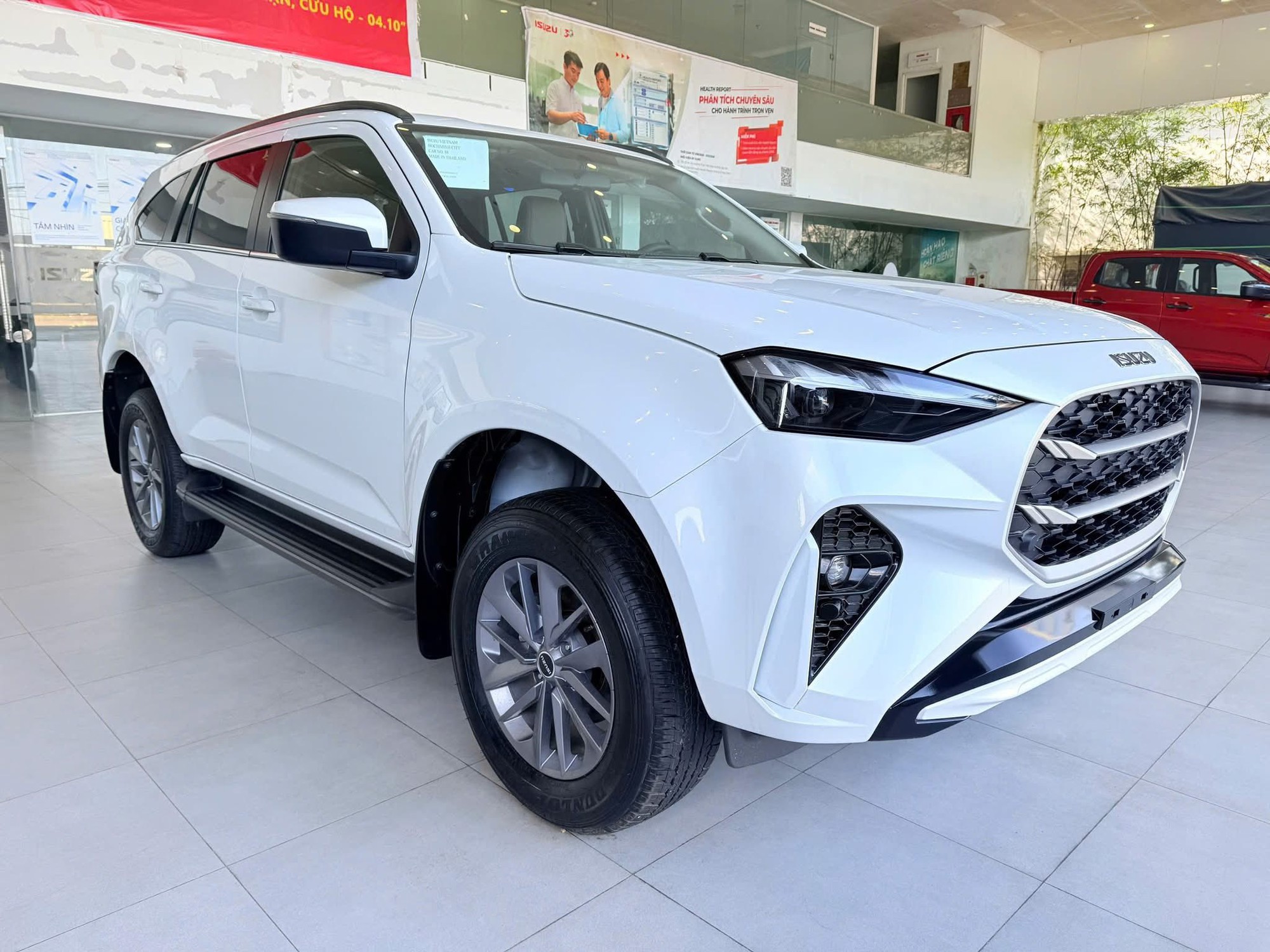 Isuzu mu-X xả kho giảm gi&aacute; tới 115 triệu đồng tại đại l&yacute;, gi&aacute; thực tế chỉ ngang nh&oacute;m CX-5, Tucson- Ảnh 1.
