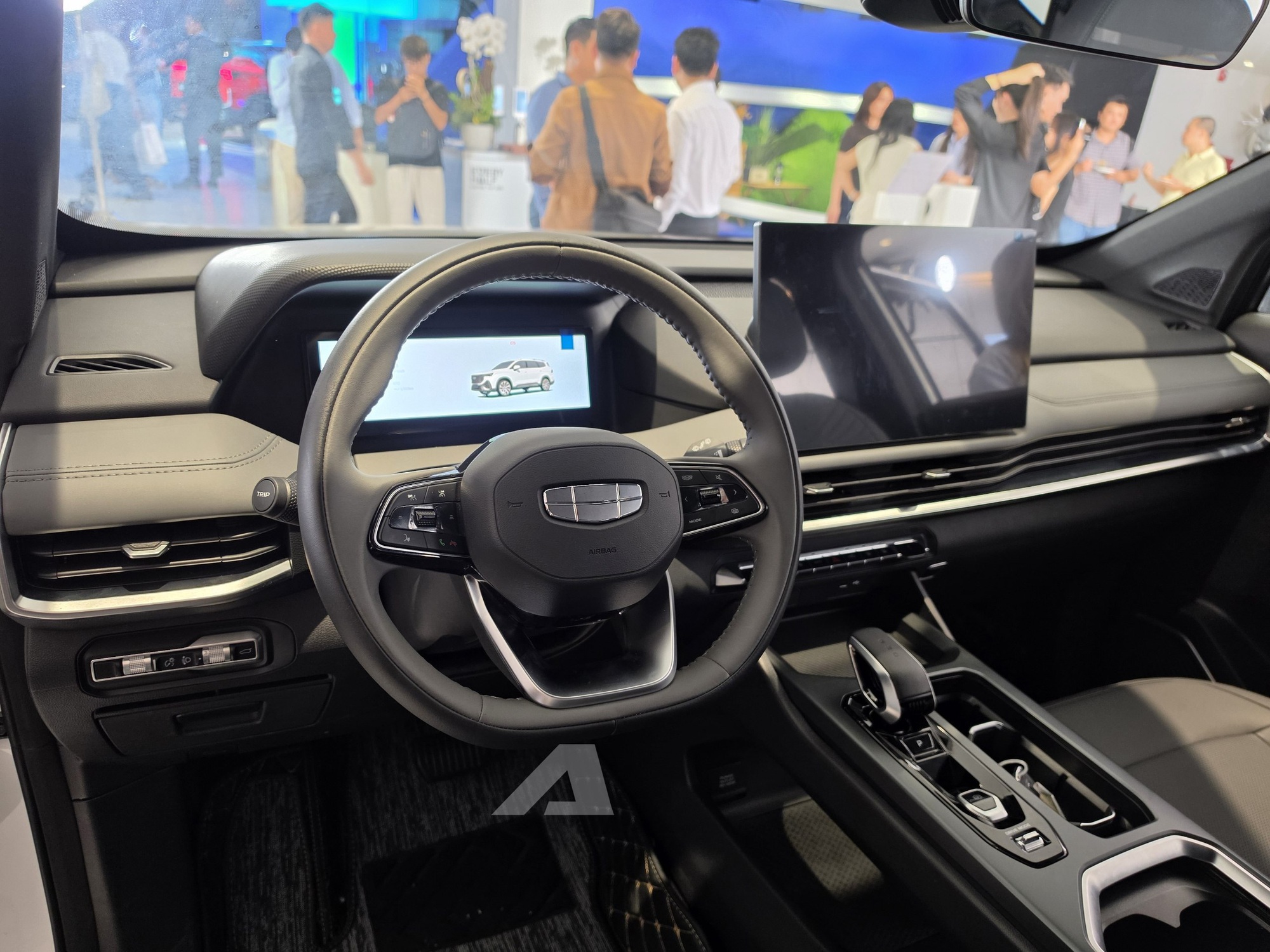 Geely Okavango chốt gi&aacute; từ 739 triệu tại Việt Nam: M&agrave;n h&igrave;nh 14,6inch, rộng hơn Santa Fe nhưng rẻ hơn Corolla Cross- Ảnh 3.