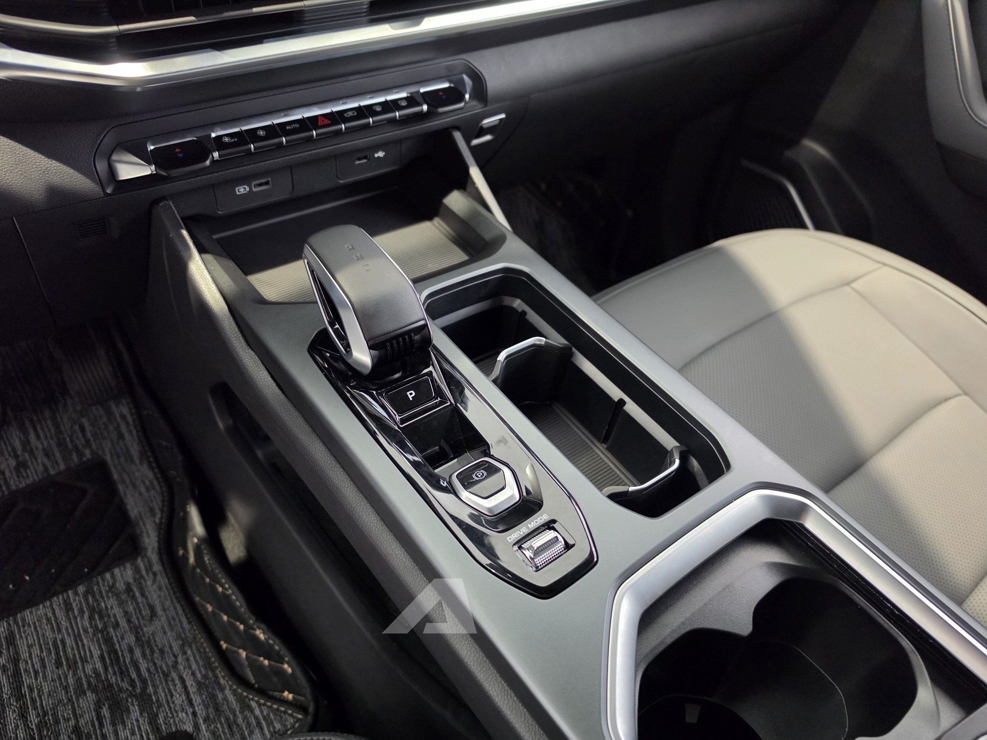 Geely Okavango chốt gi&aacute; từ 739 triệu tại Việt Nam: M&agrave;n h&igrave;nh 14,6inch, rộng hơn Santa Fe nhưng rẻ hơn Corolla Cross- Ảnh 4.