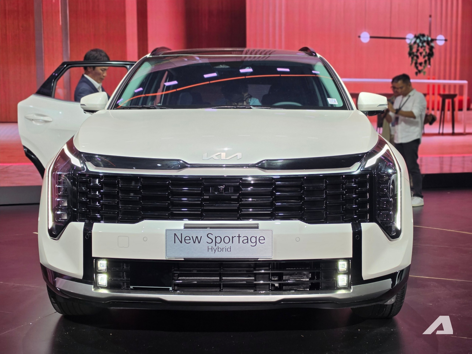Sờ tận tay Kia Sportage 2026 vừa xuất hiện tại Việt Nam: Thiết kế long lanh, bắt mắt hơn, động cơ hybrid cạnh tranh CR-V- Ảnh 1. Sờ tận tay Kia Sportage 2026 vừa xuất hiện tại Việt Nam: Thiết kế long lanh, bắt mắt hơn, động cơ hybrid cạnh tranh CR-V- Ảnh 1.
