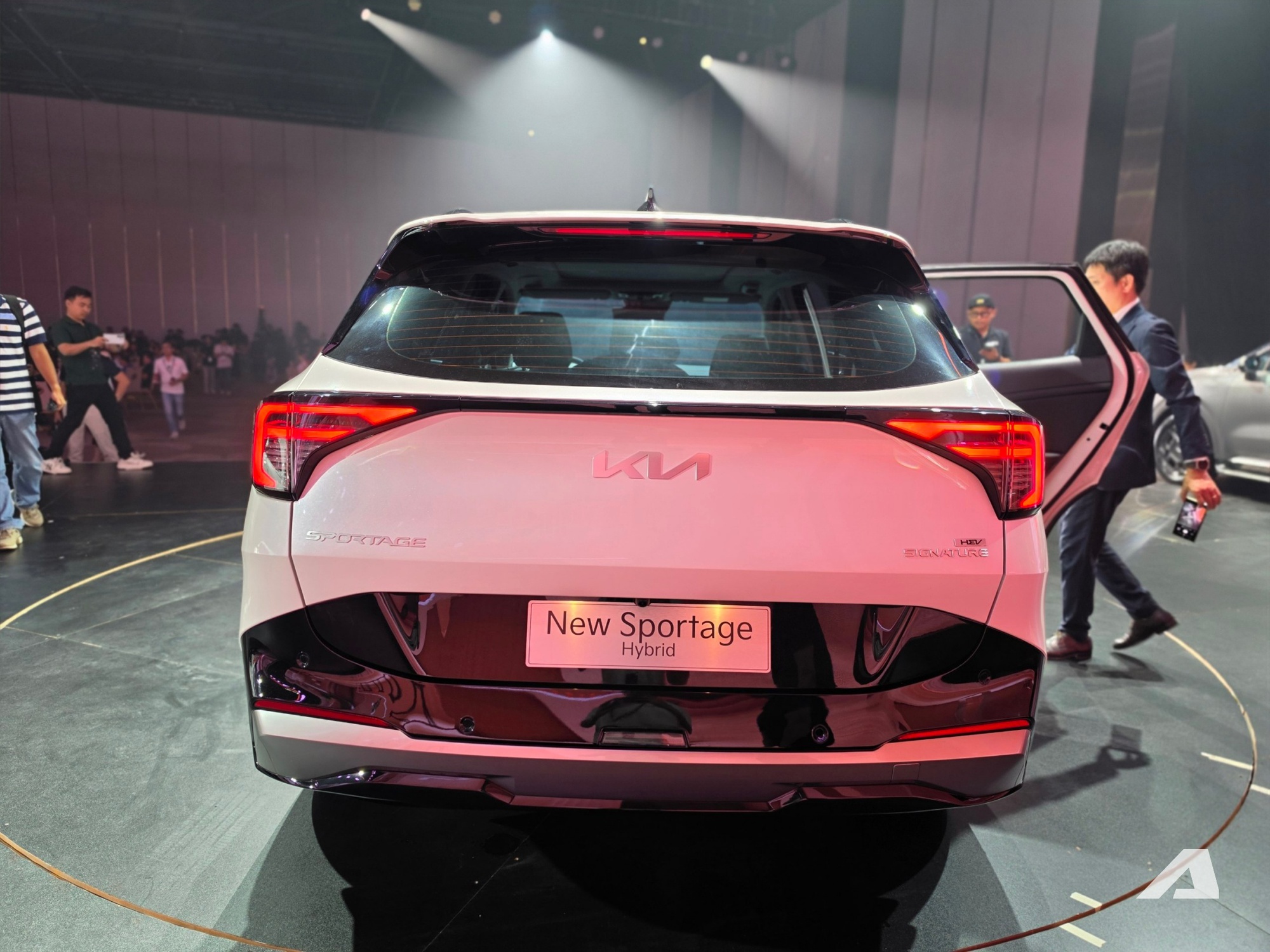Sờ tận tay Kia Sportage 2026 vừa xuất hiện tại Việt Nam: Thiết kế long lanh, bắt mắt hơn, động cơ hybrid cạnh tranh CR-V