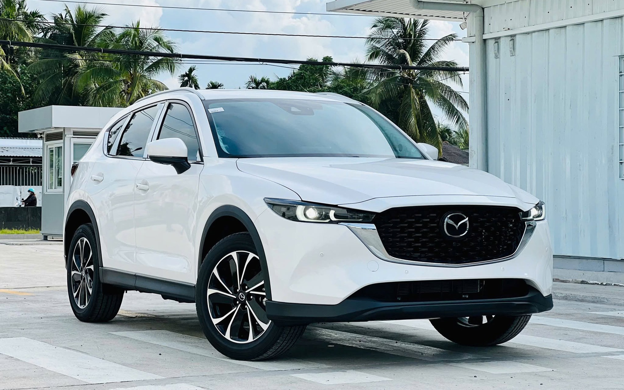 Mazda CX-5 d&ograve; đ&aacute;y gi&aacute;, chỉ c&ograve;n 681 triệu đồng tại đại l&yacute;, 'phả hơi n&oacute;ng' xuống cả nh&oacute;m Seltos, Xforce trước thềm ra mắt đời mới- Ảnh 1.