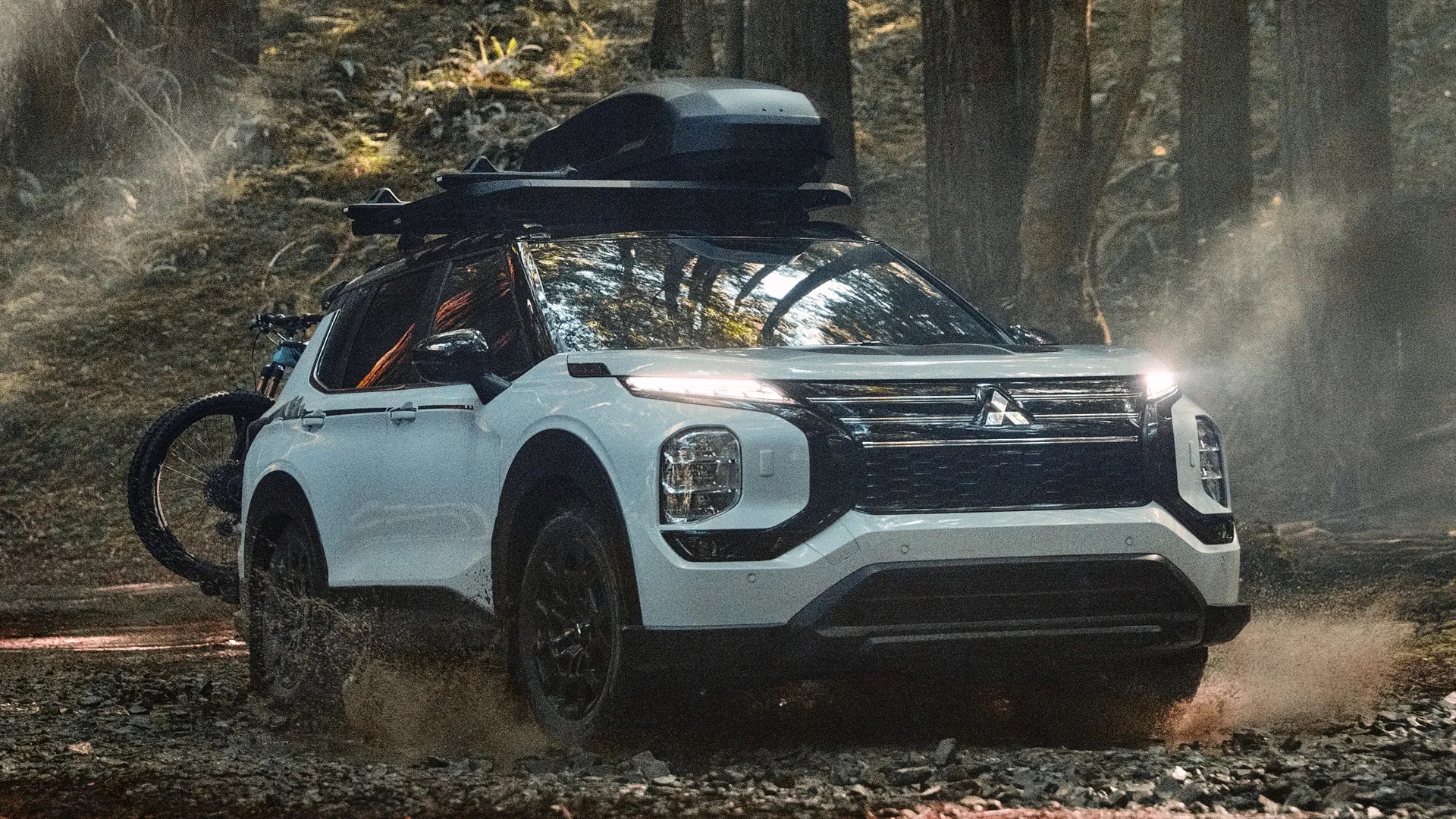Mitsubishi Outlander rục rịch c&oacute; bản mới &lsquo;chiến&rsquo; hơn, th&ecirc;m trang bị hợp off-road, cạnh tranh Forester- Ảnh 1.