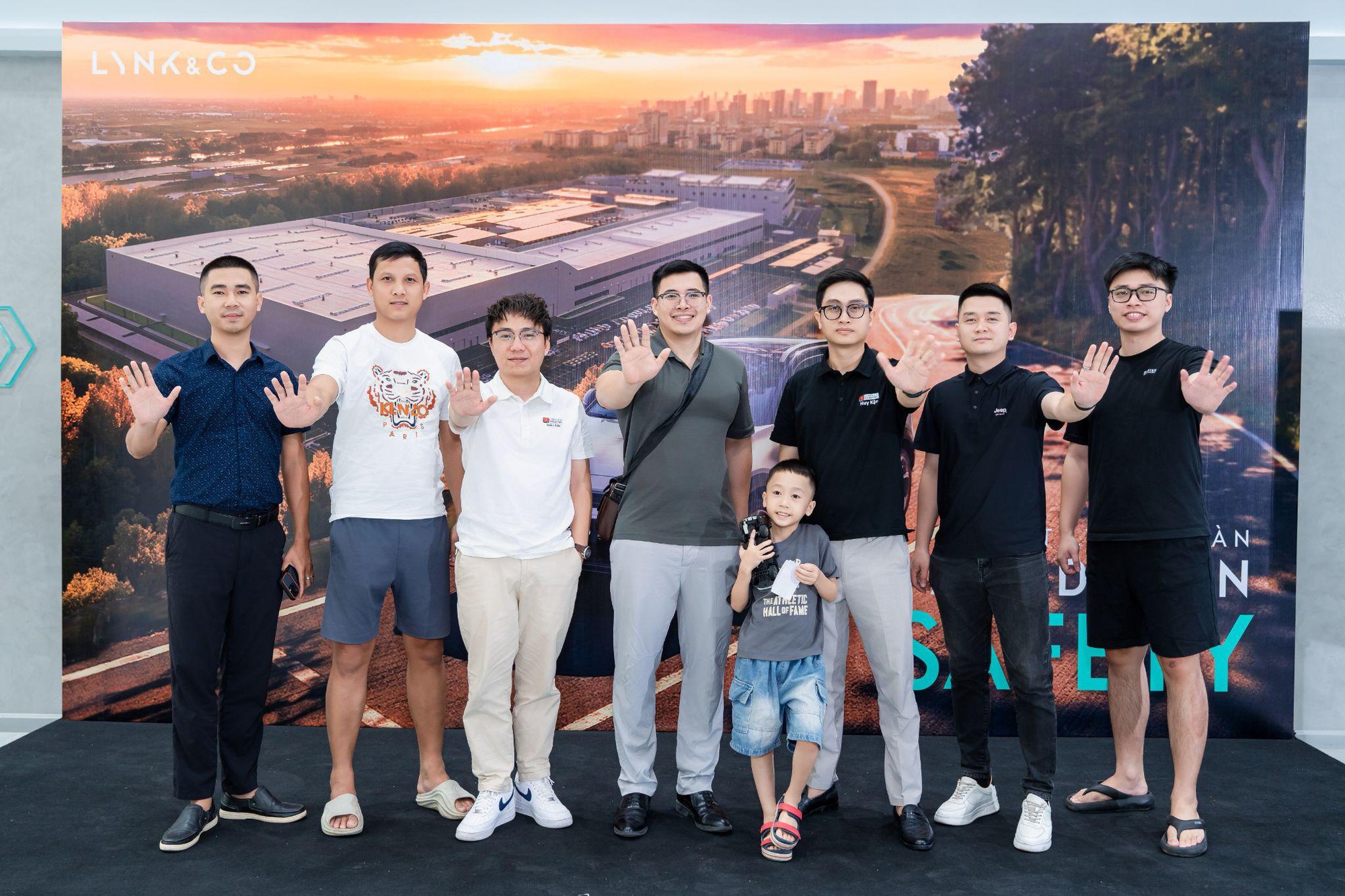 Chủ xe Lynk & Co: "Kh&ocirc;ng hẳn cứ nhiều c&ocirc;ng nghệ l&agrave; an to&agrave;n"- Ảnh 4.