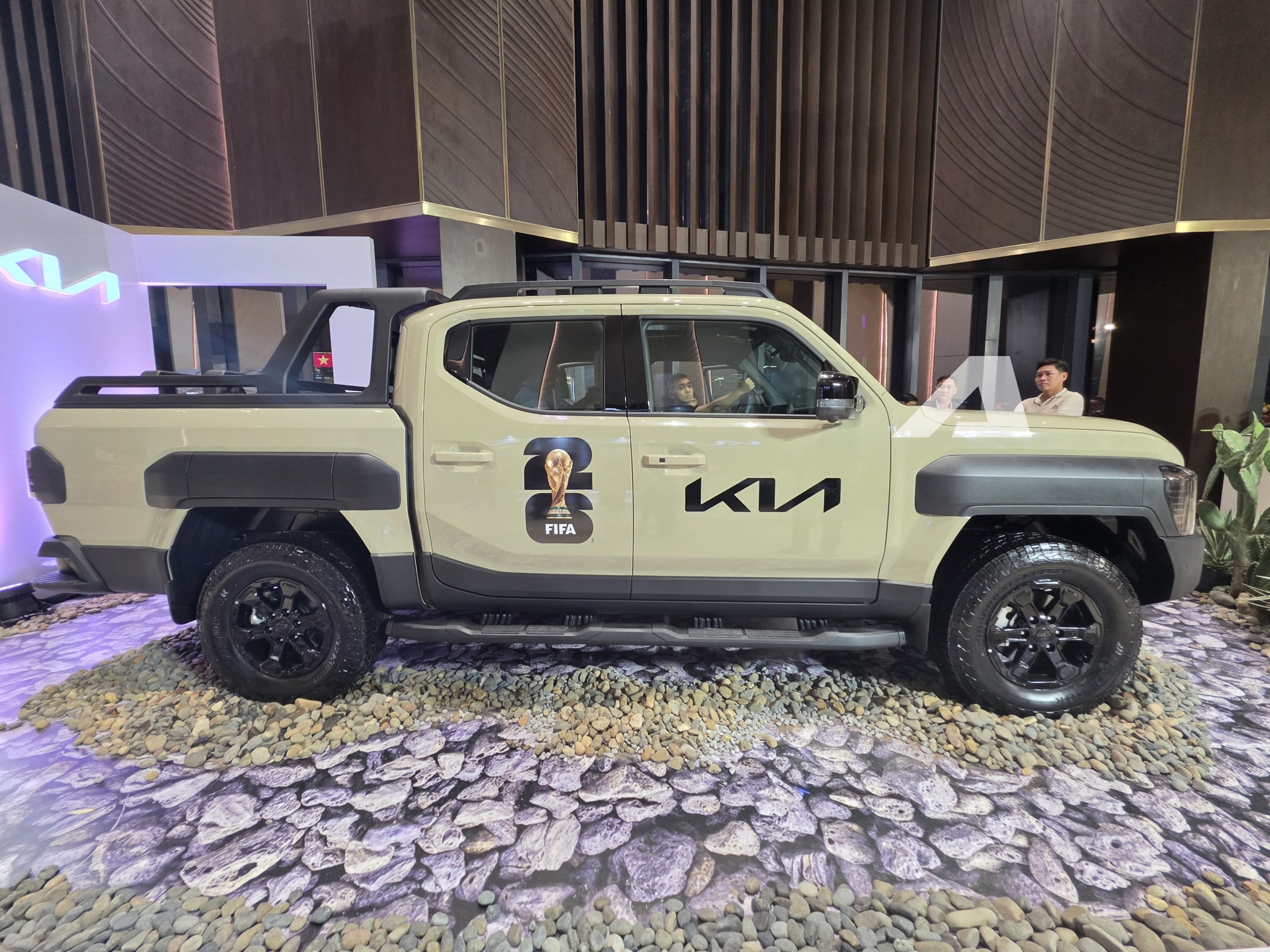 Xem thực tế Kia Tasman tại Việt Nam: Phiên bản cao cấp, động cơ xăng, chỉ chờ giá cạnh tranh Ranger- Ảnh 4. Xem thực tế Kia Tasman tại Việt Nam: Phiên bản cao cấp, động cơ xăng, chỉ chờ giá cạnh tranh Ranger- Ảnh 4.