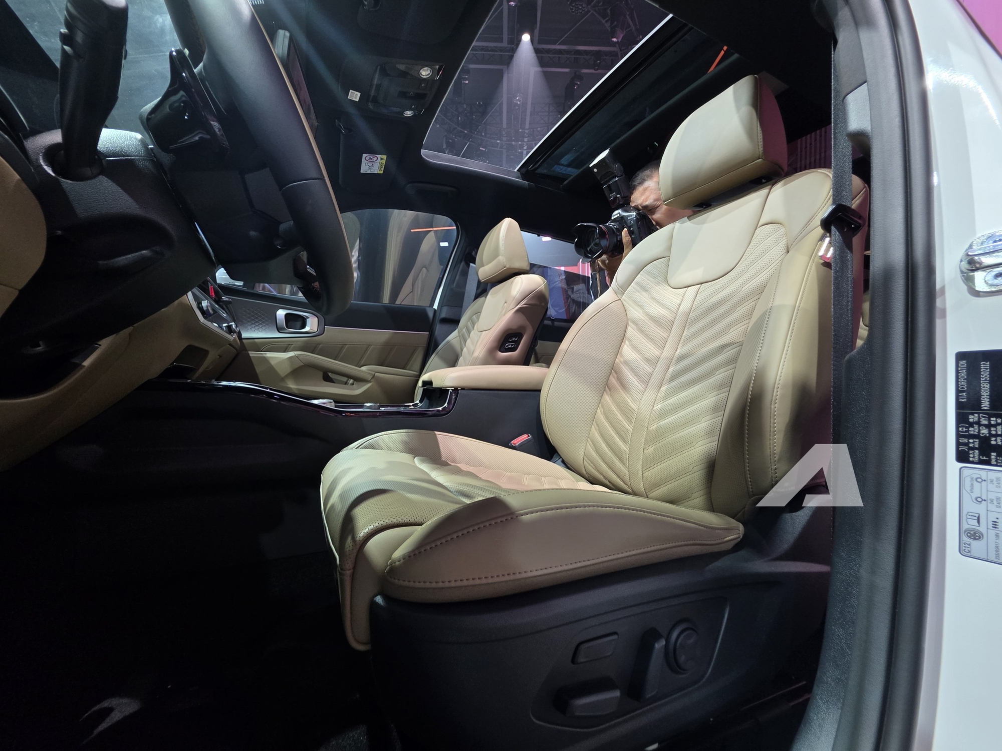 Kia Sorento thêm bản mới tại VIệt Nam: Mâm nhỏ hơn, gương điện tử, động cơ hybrid cạnh tranh Santa Fe- Ảnh 14. Kia Sorento thêm bản mới tại VIệt Nam: Mâm nhỏ hơn, gương điện tử, động cơ hybrid cạnh tranh Santa Fe- Ảnh 14.