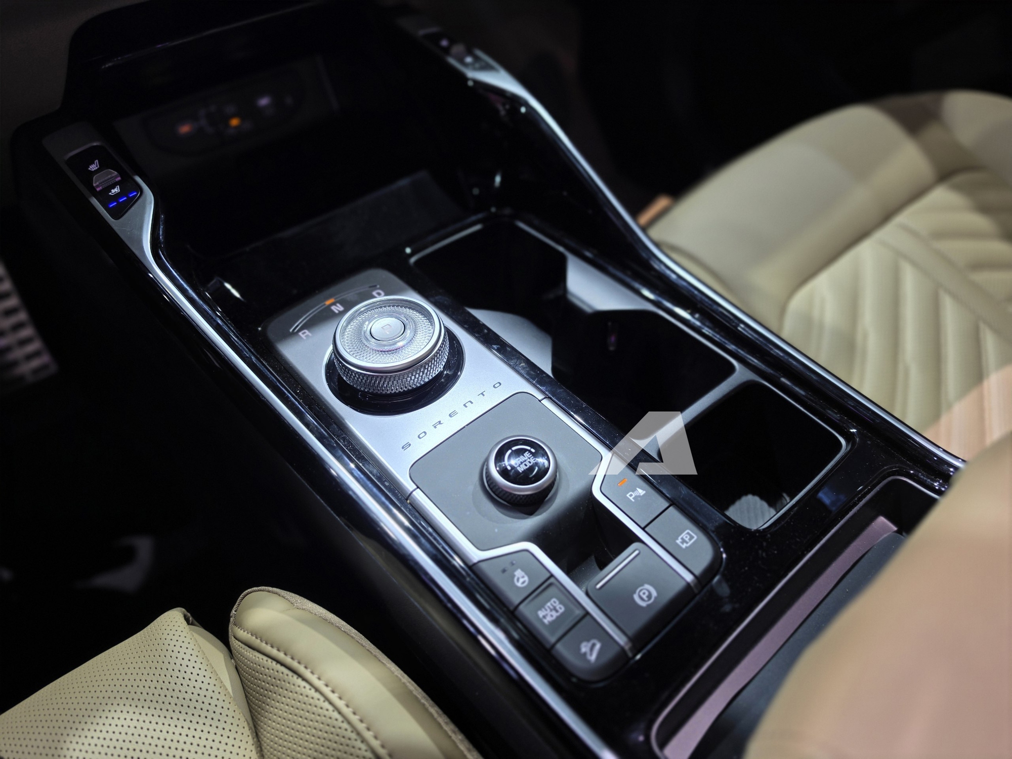 Kia Sorento thêm bản mới tại VIệt Nam: Mâm nhỏ hơn, gương điện tử, động cơ hybrid cạnh tranh Santa Fe- Ảnh 13. Kia Sorento thêm bản mới tại VIệt Nam: Mâm nhỏ hơn, gương điện tử, động cơ hybrid cạnh tranh Santa Fe- Ảnh 13.