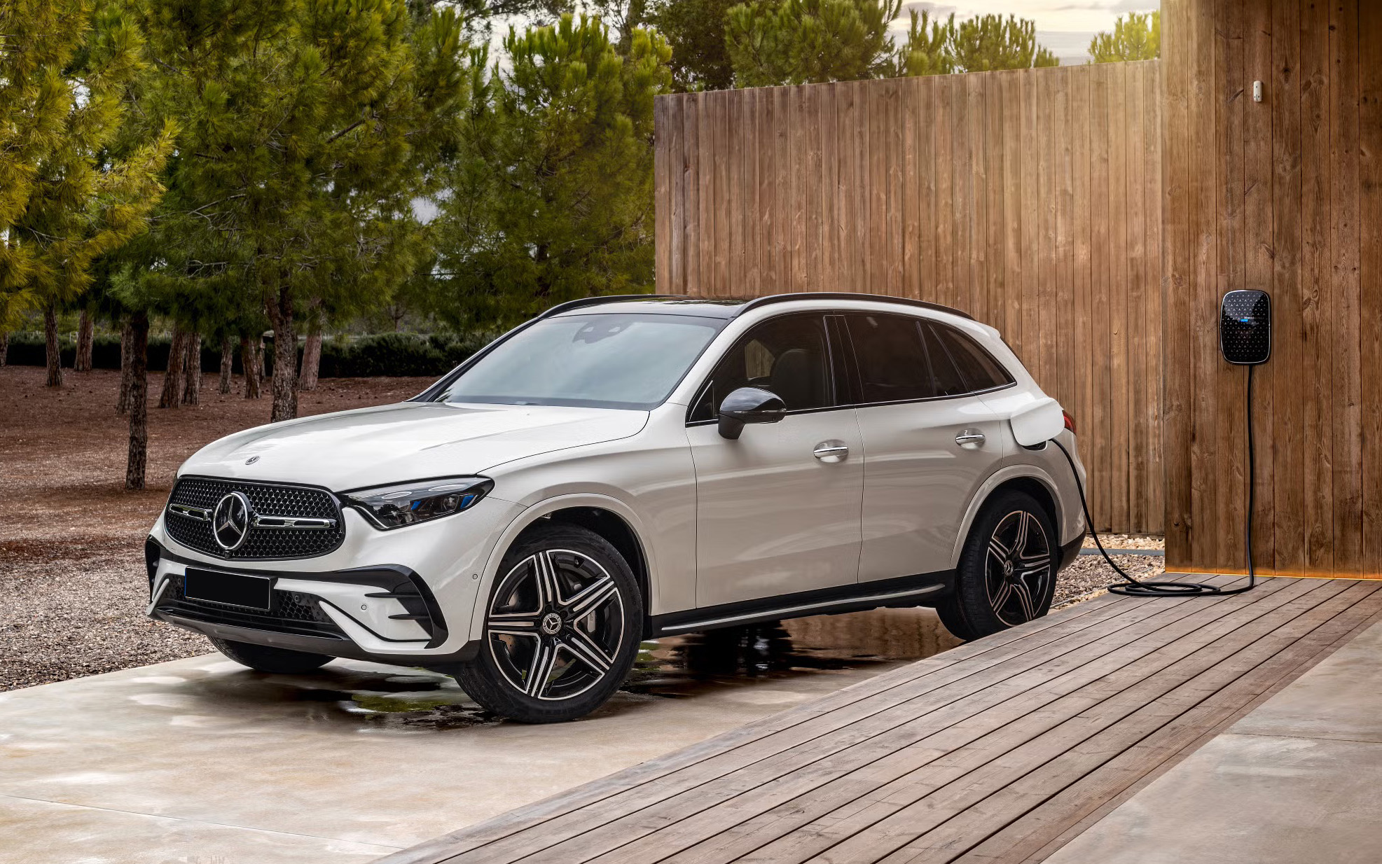 Mercedes-Benz GLC sắp lần đầu c&oacute; bản PHEV tại Việt Nam: Gi&aacute; dự kiến hơn 3 tỷ đồng, hết xăng vẫn chạy được hơn 100km, th&ecirc;m cạnh tranh X3, Q5- Ảnh 1.