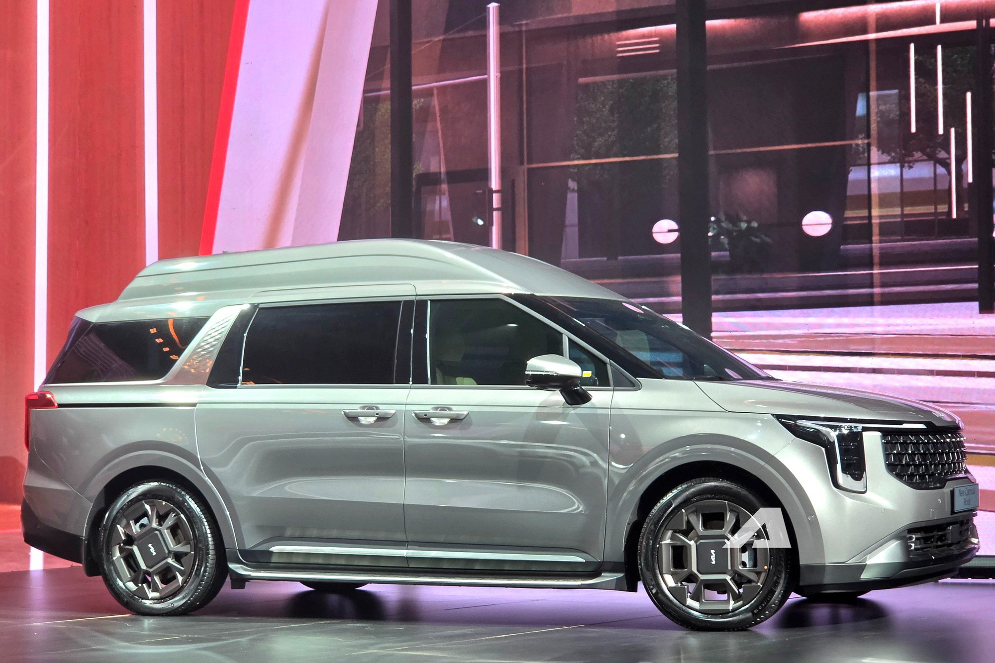 Ngắm Kia Carnival Royal 2026 tại Việt Nam: Ghế thương gia xịn, m&agrave;n h&igrave;nh sau d&agrave;i như tr&ecirc;n BMW 7 Series, trần sao kiểu Rolls-Royce- Ảnh 1.