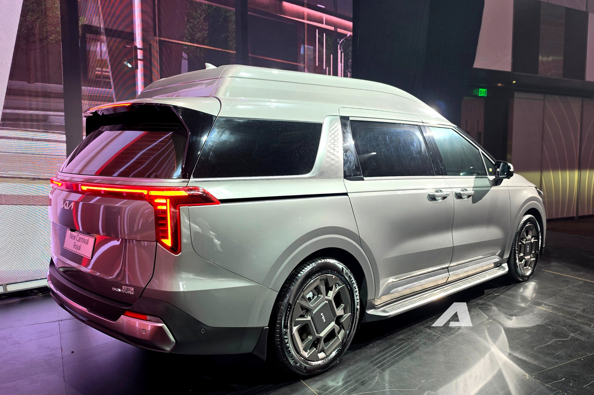 Ngắm Kia Carnival Royal 2026 tại Việt Nam: Ghế thương gia xịn, m&agrave;n h&igrave;nh sau d&agrave;i như tr&ecirc;n BMW 7 Series, trần sao kiểu Rolls-Royce- Ảnh 8.