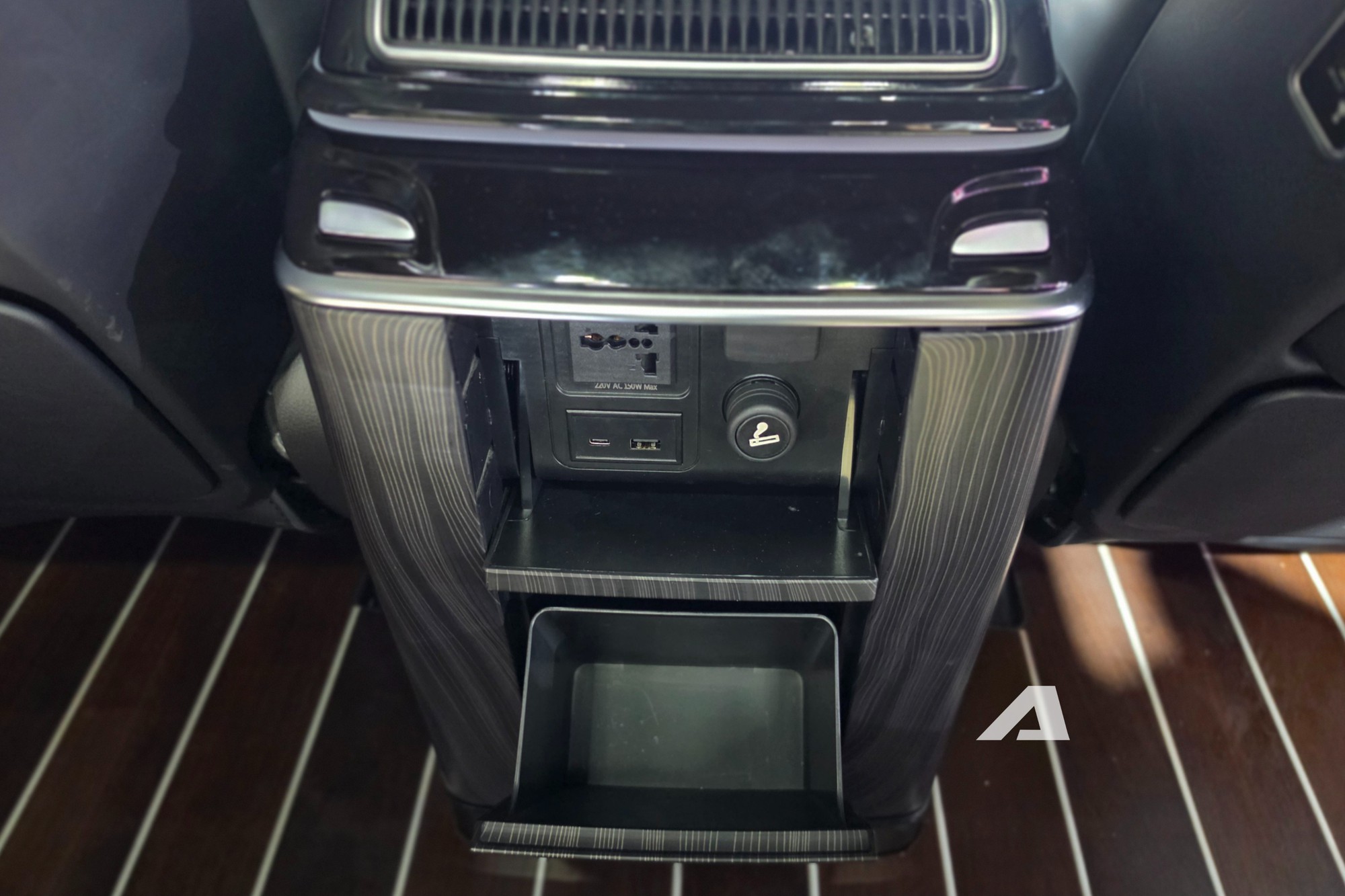 Ngắm Kia Carnival Royal 2026 tại Việt Nam: Ghế thương gia xịn, m&agrave;n h&igrave;nh sau d&agrave;i như tr&ecirc;n BMW 7 Series, trần sao kiểu Rolls-Royce- Ảnh 14.