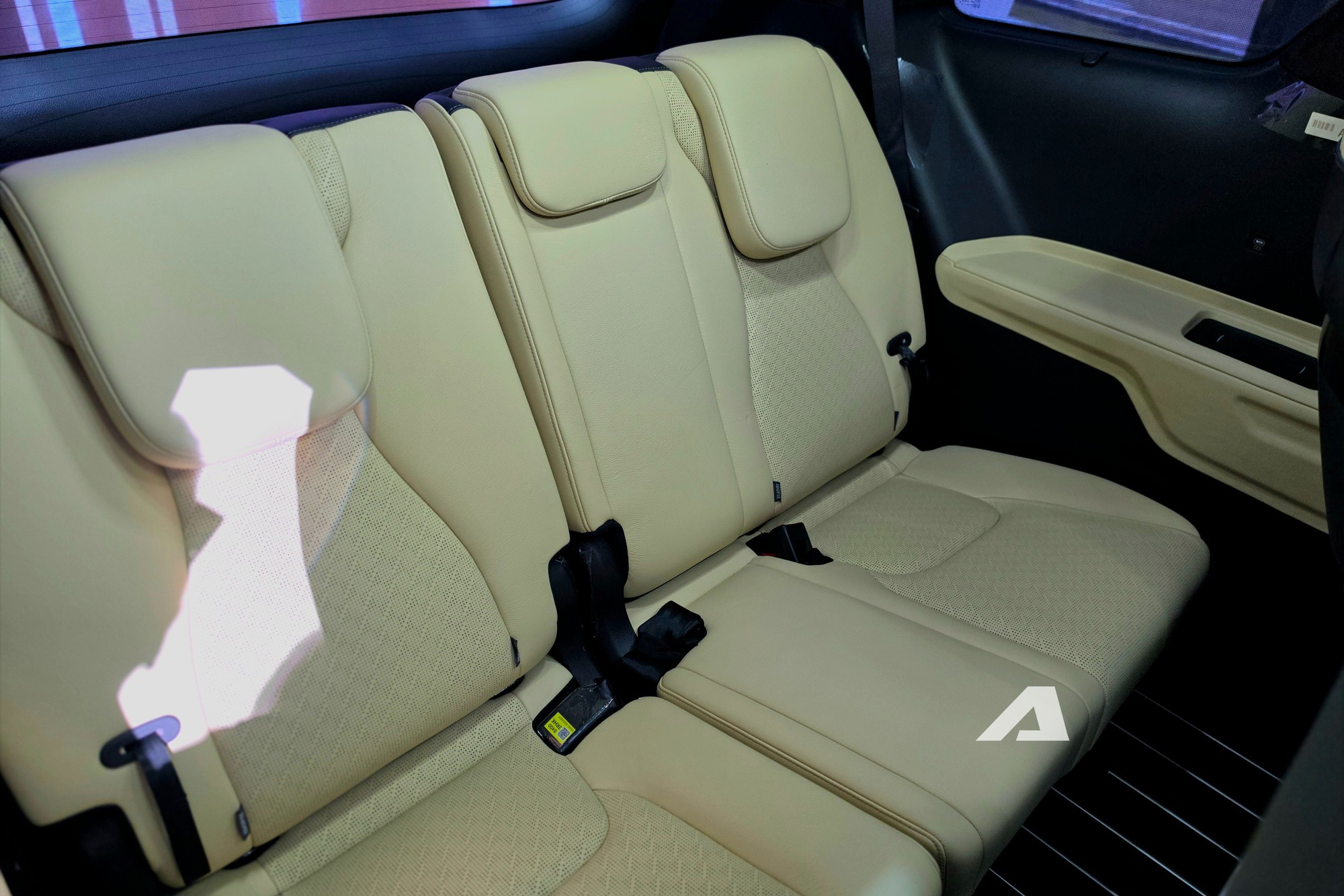 Ngắm Kia Carnival Royal 2026 tại Việt Nam: Ghế thương gia xịn, m&agrave;n h&igrave;nh sau d&agrave;i như tr&ecirc;n BMW 7 Series, trần sao kiểu Rolls-Royce- Ảnh 4.
