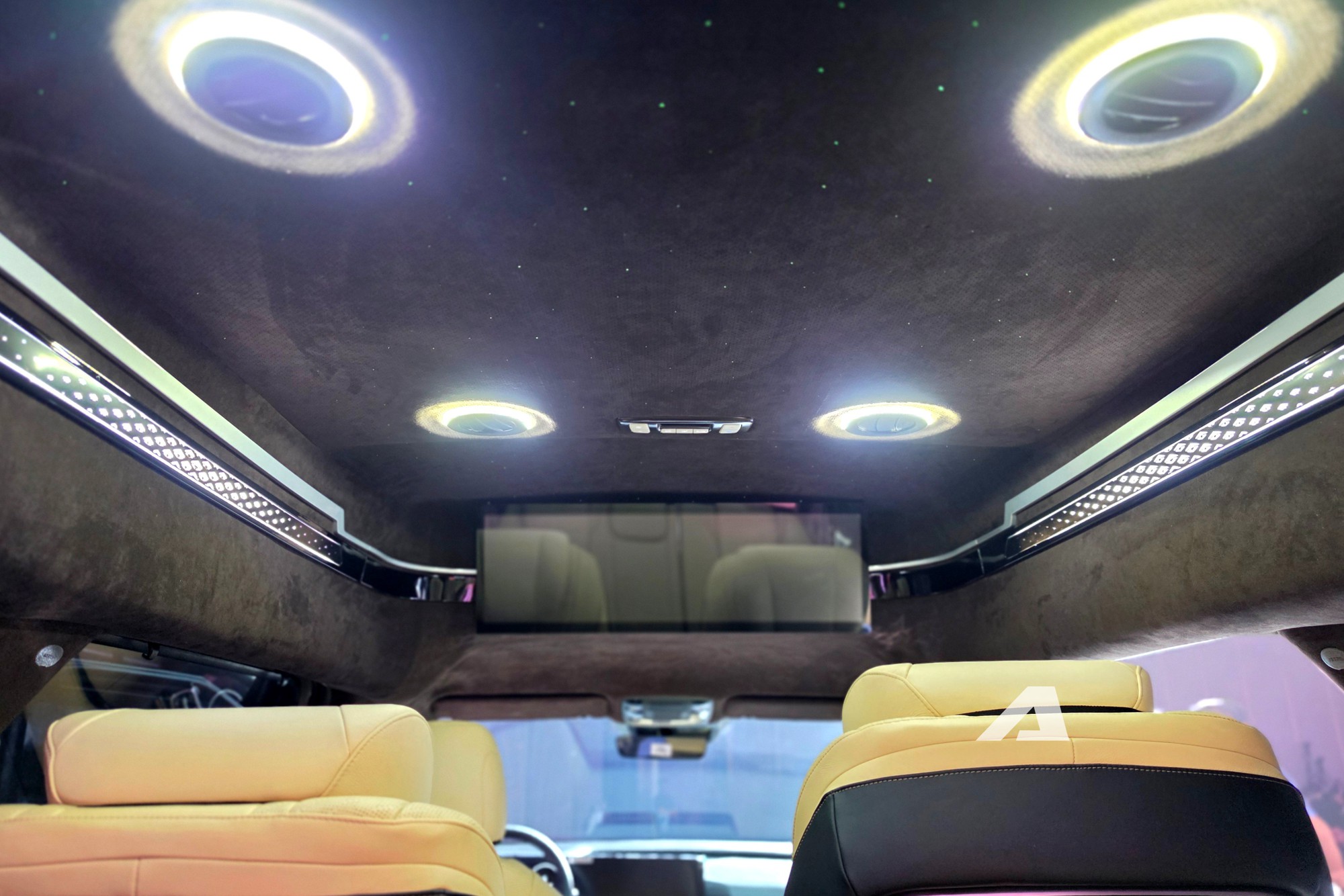 Ngắm Kia Carnival Royal 2026 tại Việt Nam: Ghế thương gia xịn, m&agrave;n h&igrave;nh sau d&agrave;i như tr&ecirc;n BMW 7 Series, trần sao kiểu Rolls-Royce- Ảnh 10.