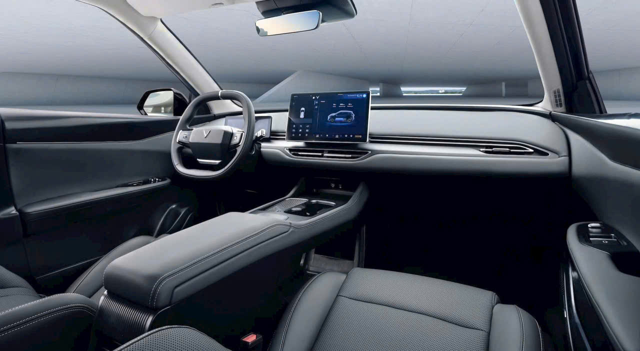 Lộ hình ảnh SUV VinFast mới lạ: Mặt trước như VF 7 nhưng dáng khác, ca-pô gân guốc hơn, tay nắm cửa mới, mâm như MPV 7- Ảnh 5. Lộ hình ảnh SUV VinFast mới lạ: Mặt trước như VF 7 nhưng dáng khác, ca-pô gân guốc hơn, tay nắm cửa mới, mâm như MPV 7- Ảnh 5.