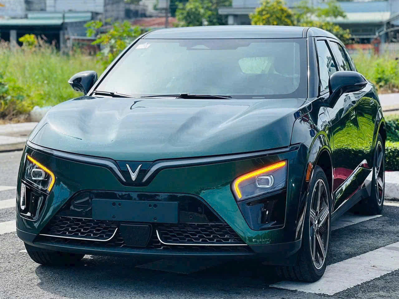Lộ hình ảnh SUV VinFast mới lạ: Mặt trước như VF 7 nhưng dáng khác, ca-pô gân guốc hơn, tay nắm cửa mới, mâm như MPV 7- Ảnh 4. Lộ hình ảnh SUV VinFast mới lạ: Mặt trước như VF 7 nhưng dáng khác, ca-pô gân guốc hơn, tay nắm cửa mới, mâm như MPV 7- Ảnh 4.