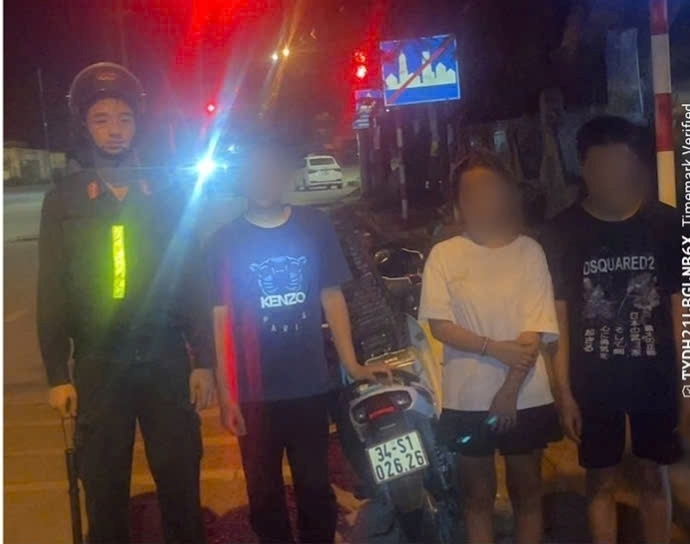 L&aacute;i xe kh&ocirc;ng đội mũ bảo hiểm c&ograve;n d&ugrave;ng b&igrave;nh xịt cay chống trả c&ocirc;ng an- Ảnh 1.