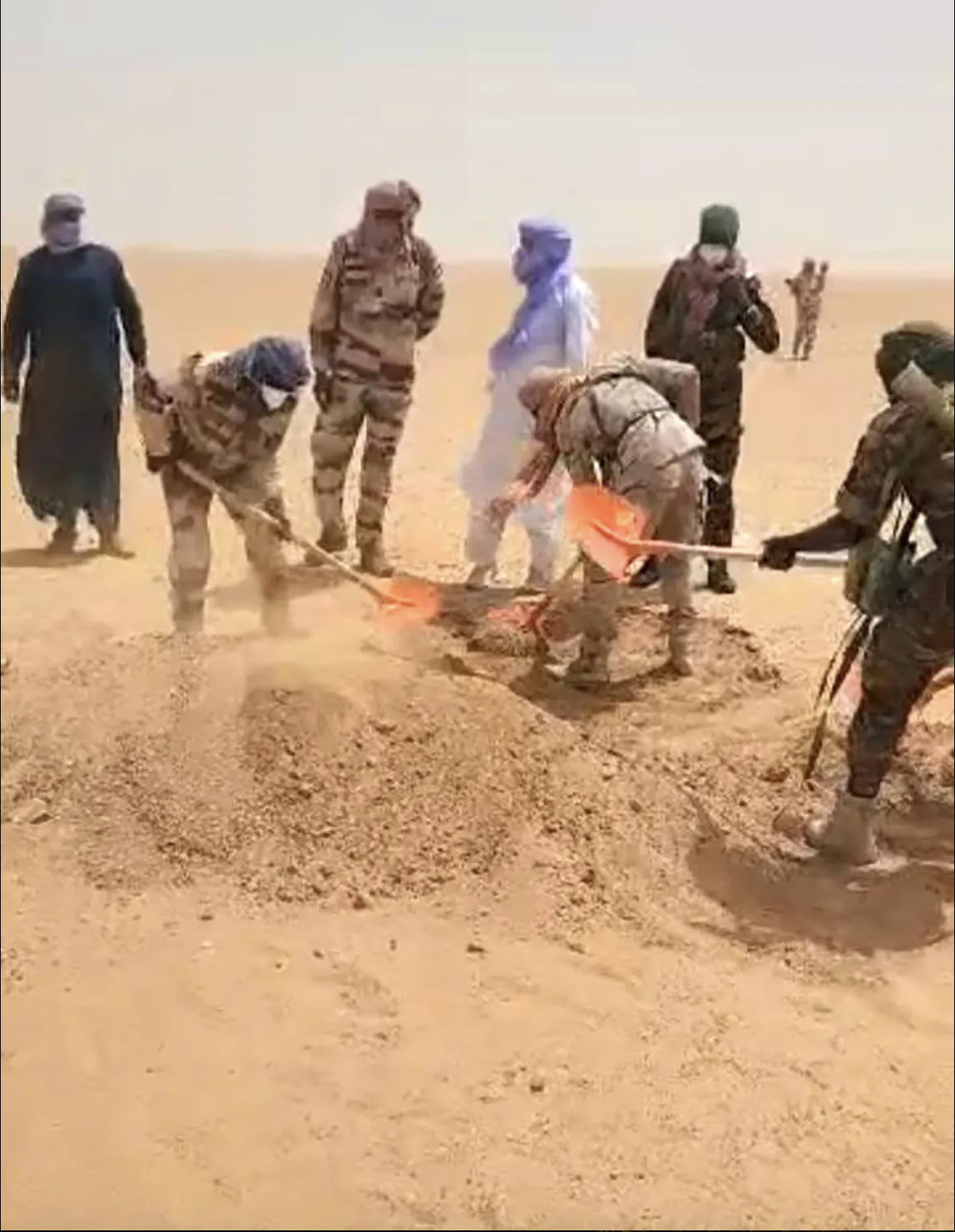 Vụ hỏng xe giữa sa mạc Sahara: 49 người tử vong v&igrave; kh&aacute;t nước- Ảnh 4.