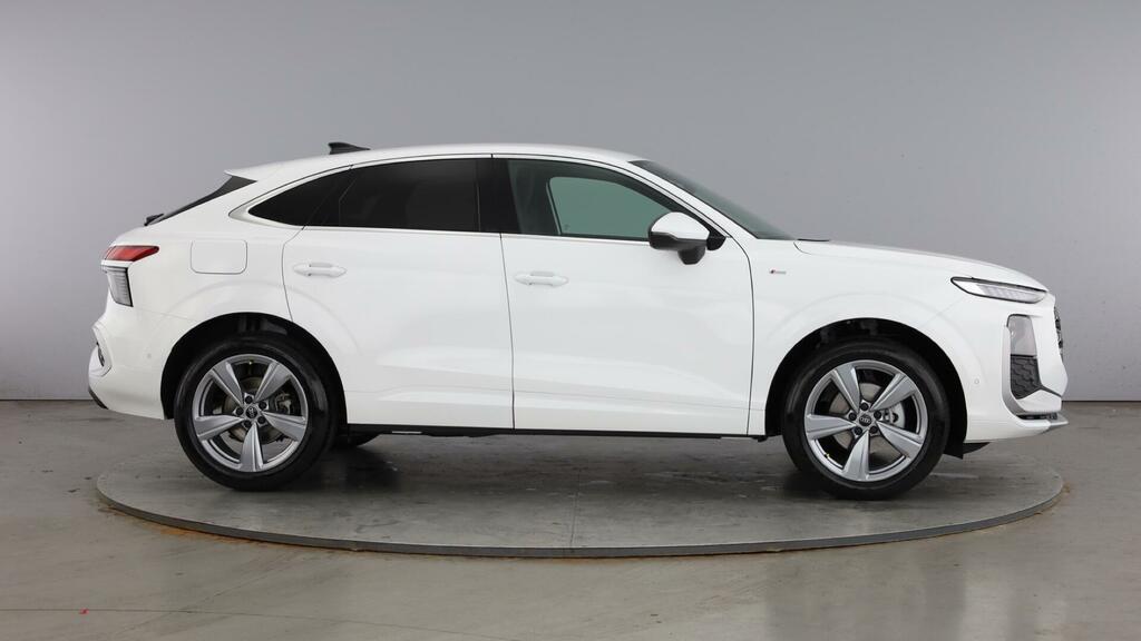 Audi Q3 Sportback 2026 lộ diện sớm trước ng&agrave;y ra mắt Việt Nam: Thiết kế kh&aacute;c ho&agrave;n to&agrave;n đời cũ, c&oacute; g&oacute;i thể thao, dễ d&ugrave;ng động cơ hybrid- Ảnh 6.