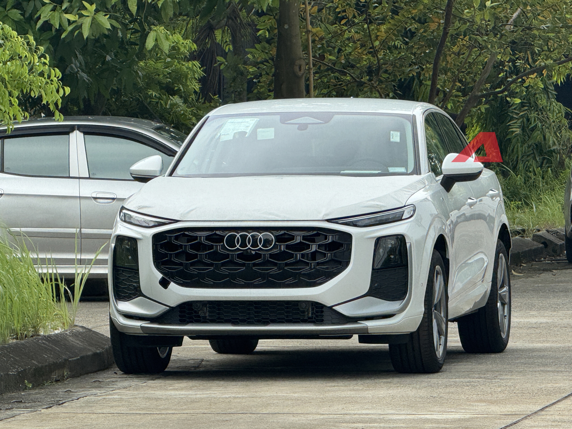 Audi Q3 Sportback 2026 lộ diện sớm trước ng&agrave;y ra mắt Việt Nam: Thiết kế kh&aacute;c ho&agrave;n to&agrave;n đời cũ, c&oacute; g&oacute;i thể thao, dễ d&ugrave;ng động cơ hybrid- Ảnh 1.