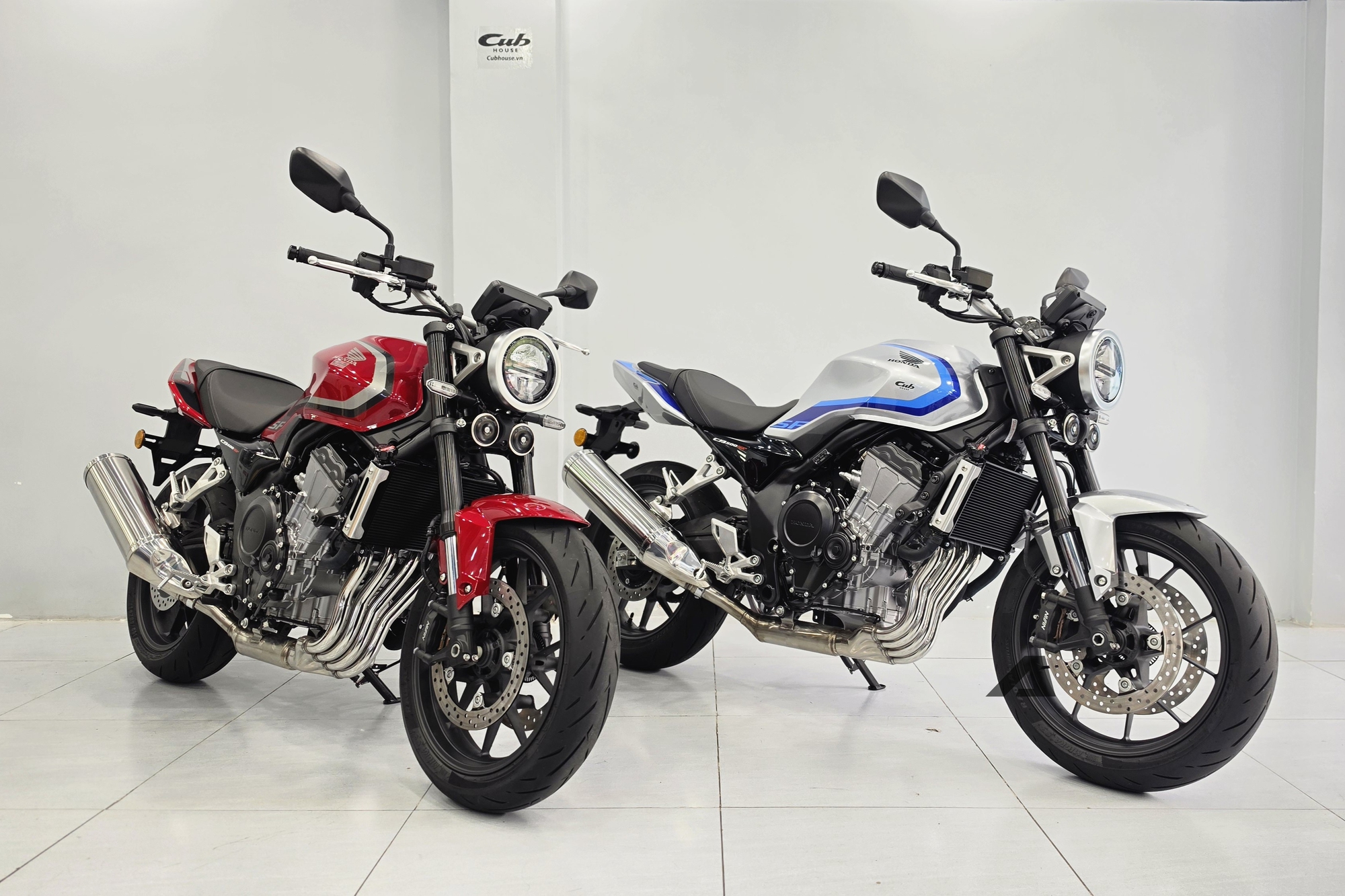 Hàng hiếm Honda CB500 Super Four về Việt Nam: 'Cháy' hàng trước khi mở bán, chạy phố như xe tay ga với công nghệ ly hợp điện tử, giá ngang xe 650 cc chính hãng - Ảnh 1.