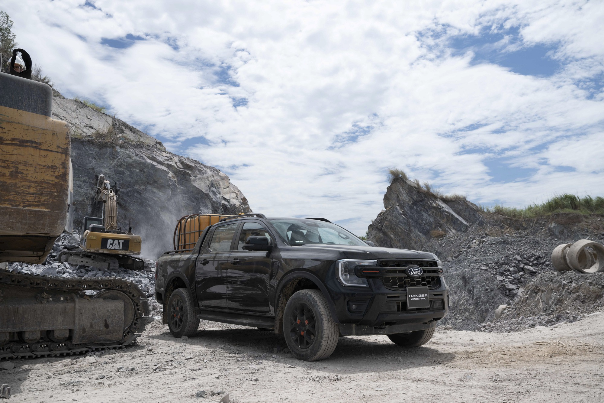 Ford Ranger Wildtrak 2026 bản thấp chốt gi&aacute; 949 triệu: Rẻ hơn bản cũ 30 triệu, d&ugrave;ng m&aacute;y 2.0 tăng &aacute;p đơn - Ảnh 1.