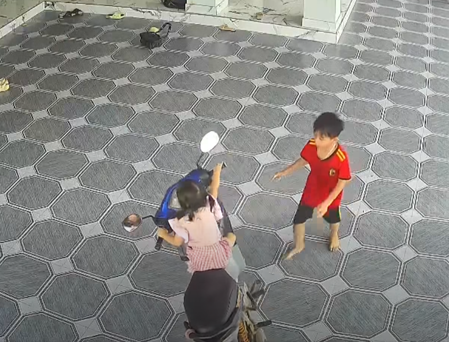 Ph&aacute;t hoảng với clip b&eacute; g&aacute;i tự ph&oacute;ng xe m&aacute;y, nếu kh&ocirc;ng c&oacute; anh trai kịp thời ngăn cản th&igrave; kh&ocirc;ng biết sẽ nguy hiểm đến đ&acirc;u! - Ảnh 1.