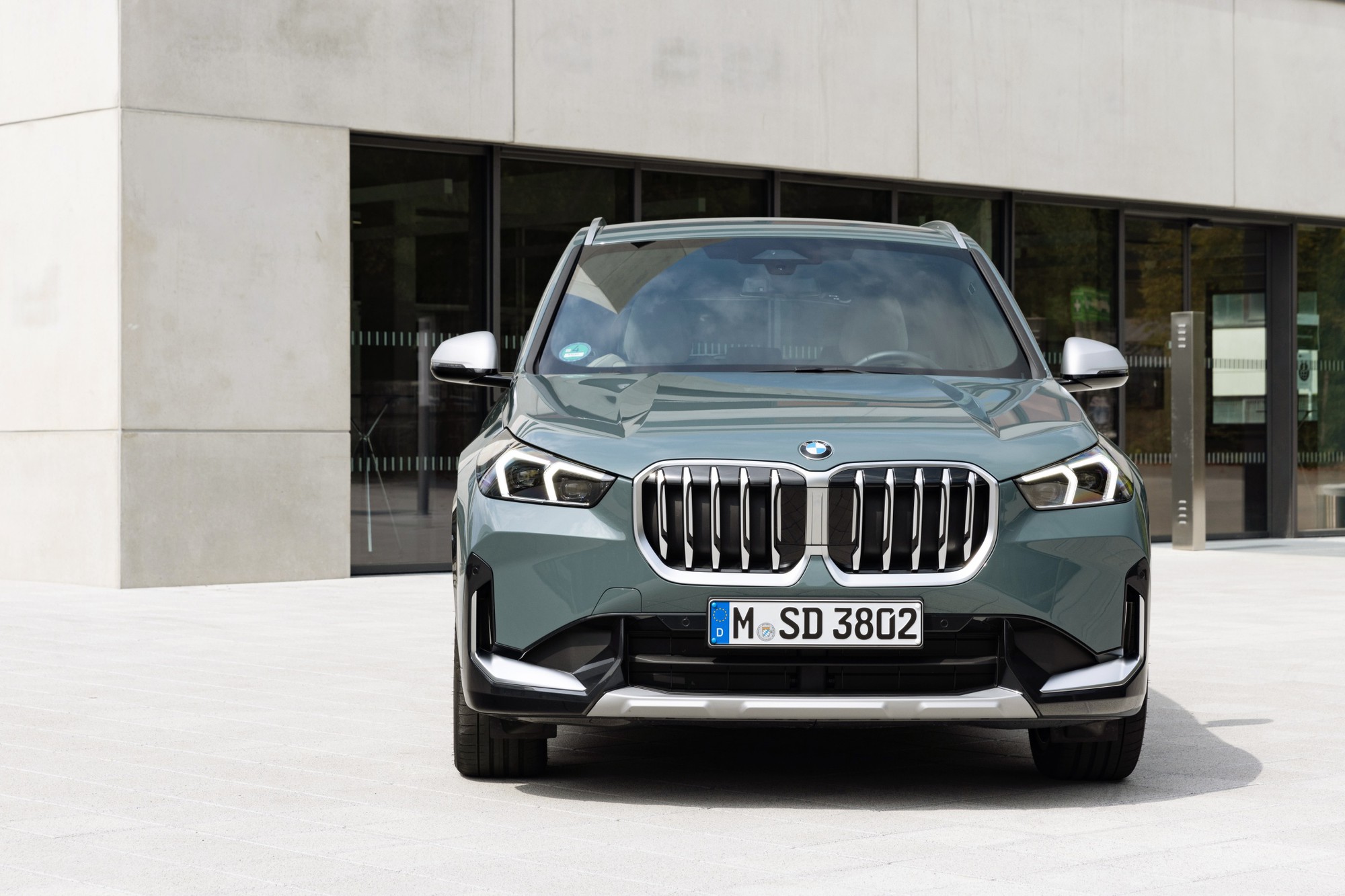 BMW X1 chốt gi&aacute; 1,689 tỷ đồng tại Việt Nam: Một bản, m&aacute;y 2.0L, c&oacute; m&agrave;n cong, ADAS, cạnh tranh Q3 với gi&aacute; rẻ hơn 410 triệu đồng - Ảnh 1.