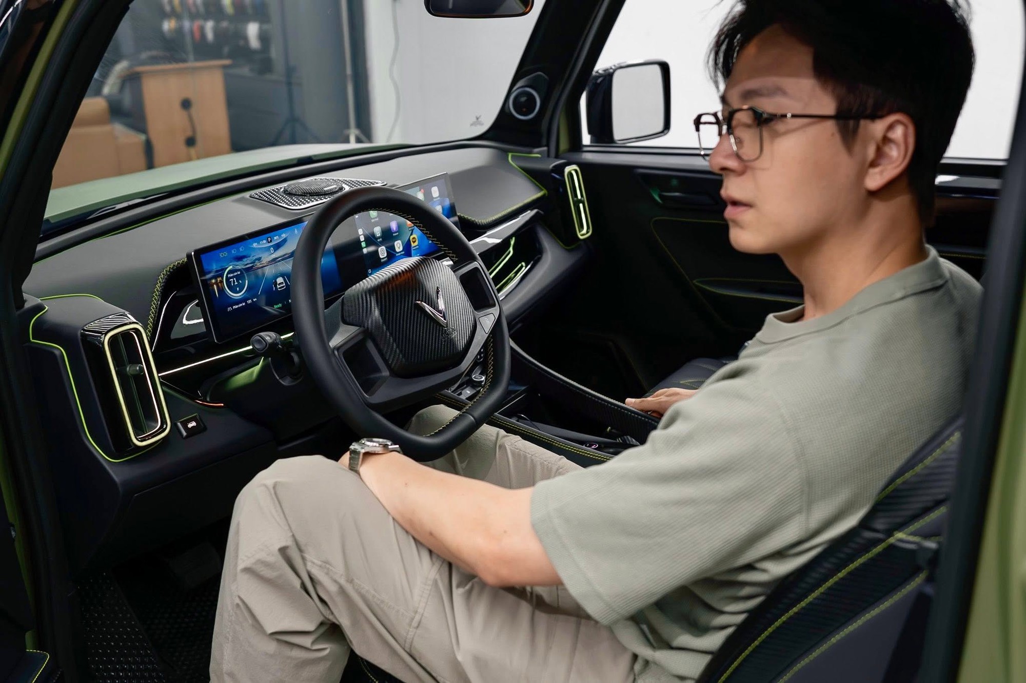 VinFast VF 3 của Ngô Kiến Huy độ chiến như Jeep thu nhỏ: Màu quân đội, lốp béo, ghế thể thao, thêm màn hình kép long lanh - Ảnh 10.