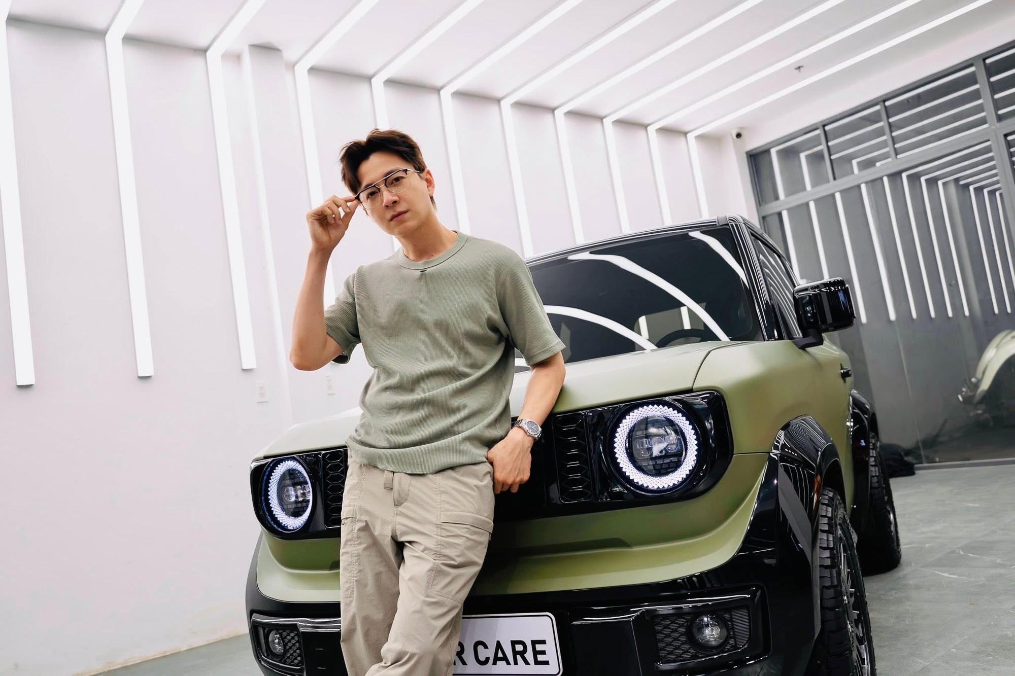 VinFast VF 3 của Ngô Kiến Huy độ chiến như Jeep thu nhỏ: Màu quân đội, lốp béo, ghế thể thao, thêm màn hình kép long lanh - Ảnh 1.