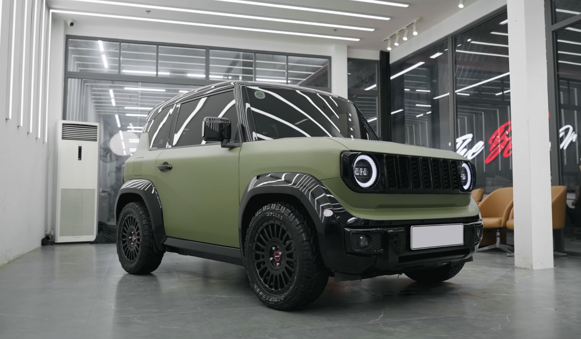 VinFast VF 3 của Ngô Kiến Huy độ chiến như Jeep thu nhỏ: Màu quân đội, lốp béo, ghế thể thao, thêm màn hình kép long lanh - Ảnh 4.