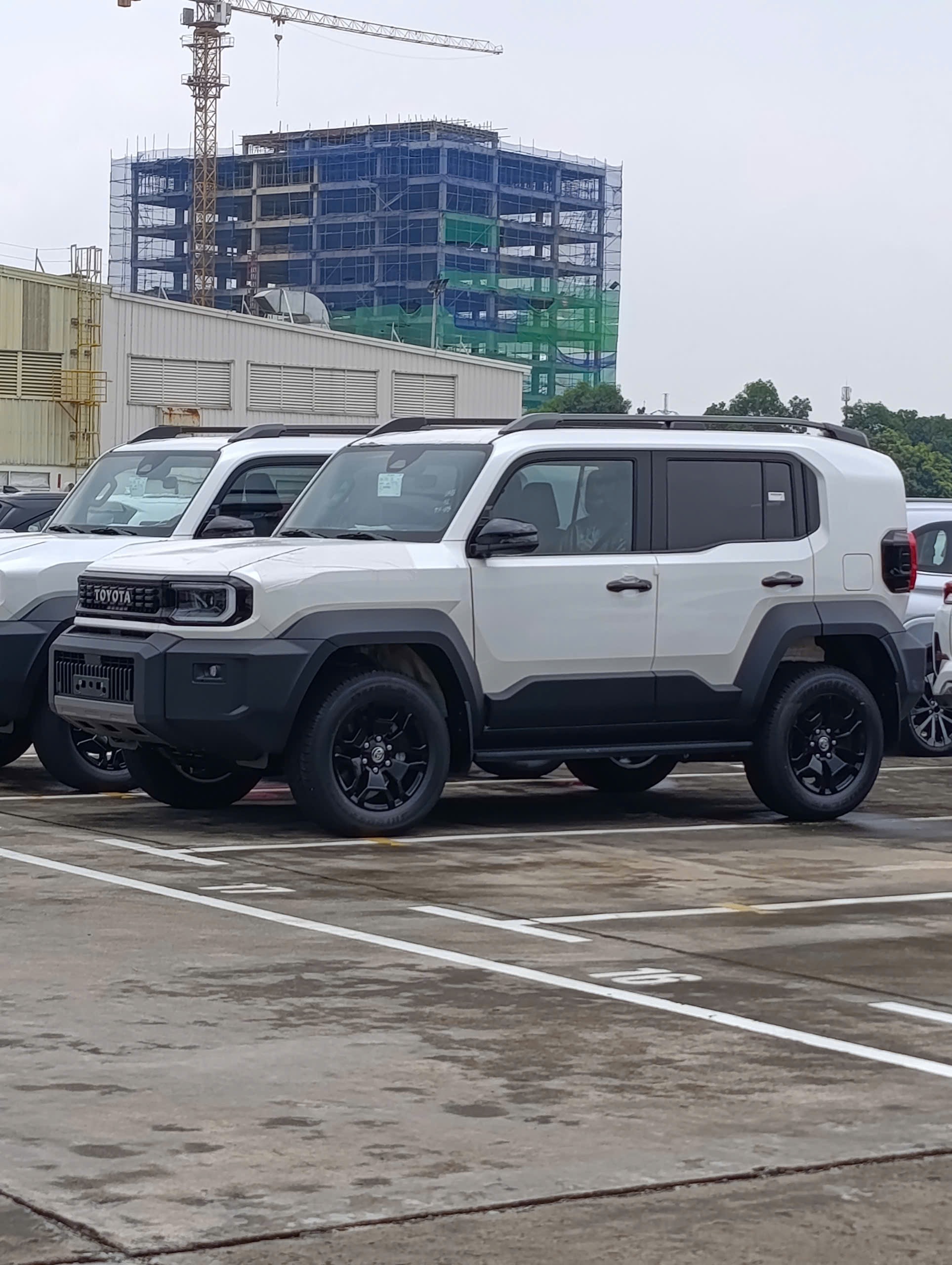 Toyota Land Cruiser FJ lộ diện tại cảng Việt Nam: Thiết kế vu&ocirc;ng vức, nhập Th&aacute;i, dự kiến gi&aacute; hơn 1,1 tỷ đồng - Ảnh 1.