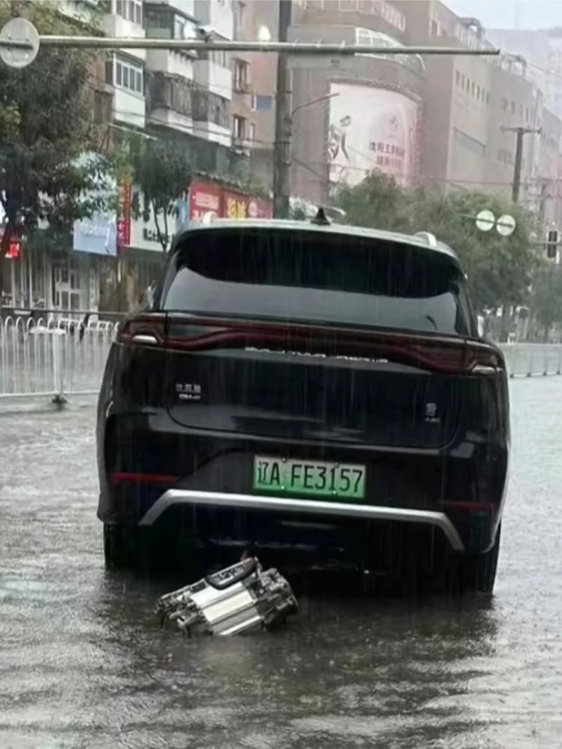 Xe đang chạy bị rơi động cơ, BYD n&oacute;i do 'va chạm khi lội nước, kh&ocirc;ng phải vấn đề chất lượng'  - Ảnh 2.