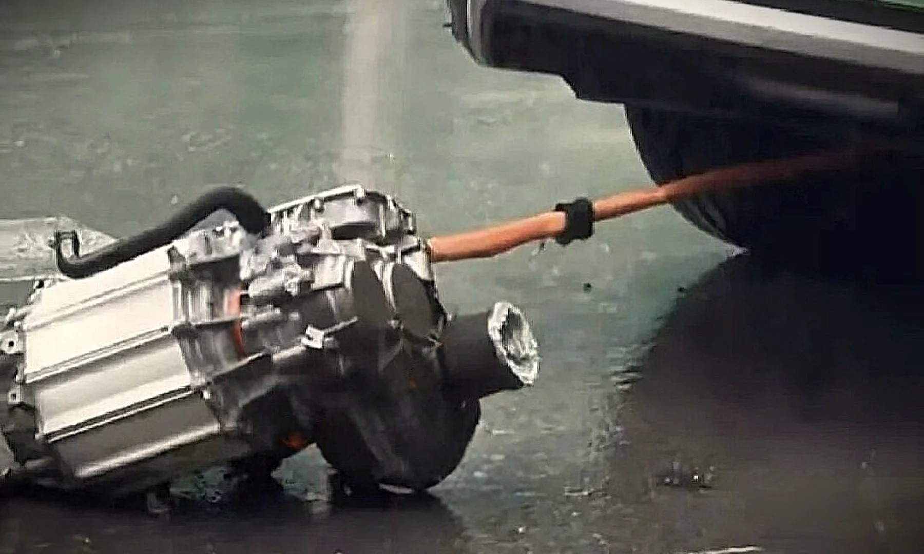 Xe đang chạy bị rơi động cơ, BYD n&oacute;i do 'va chạm khi lội nước, kh&ocirc;ng phải vấn đề chất lượng'  - Ảnh 1.