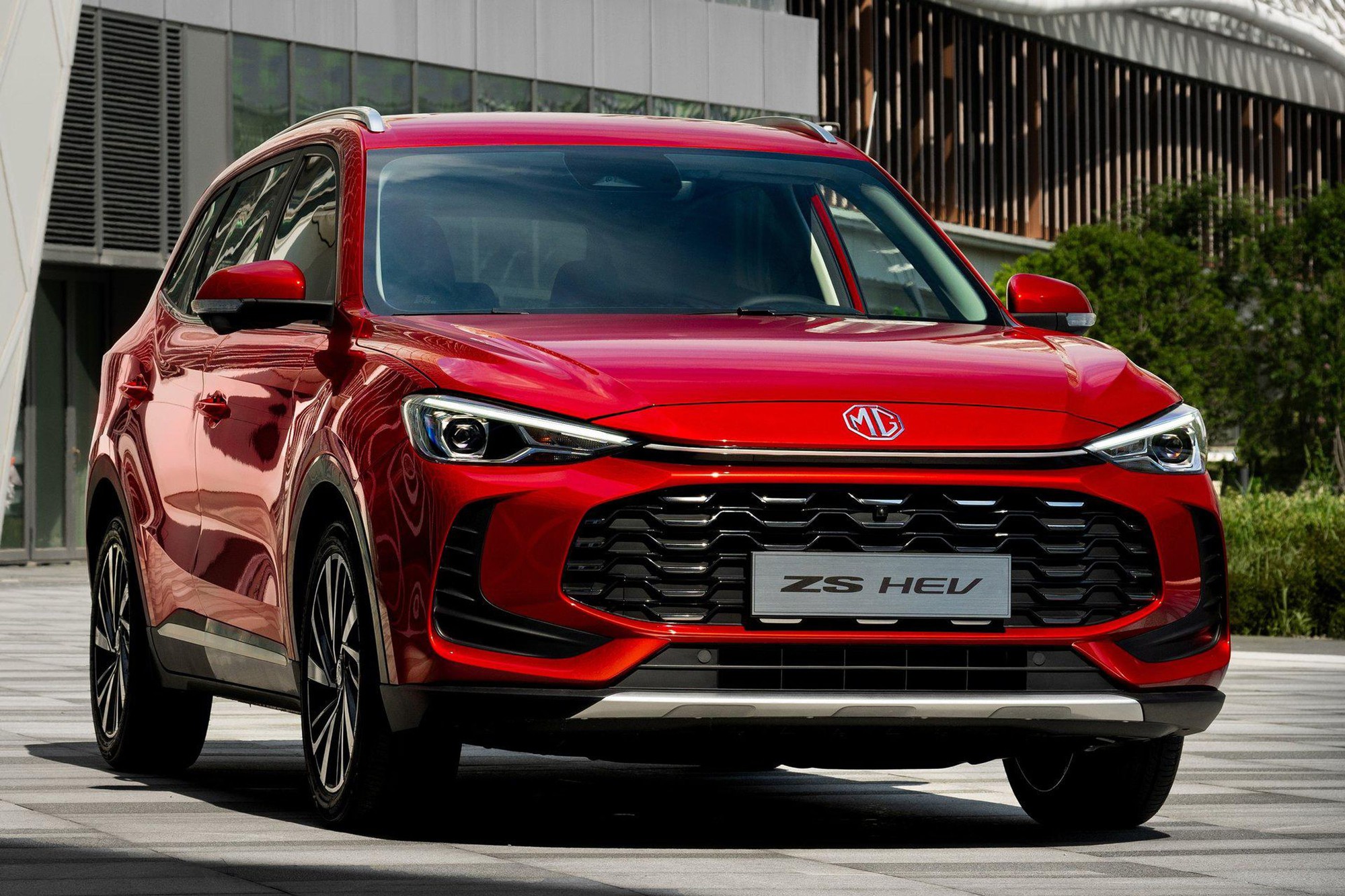 MG ZS hybrid 2026 ra mắt ĐN&Aacute;: Thiết kế long lanh hơn bản ở Việt Nam, hộp số 3 cấp độc đ&aacute;o, 15 t&iacute;nh năng ADAS - Ảnh 4.