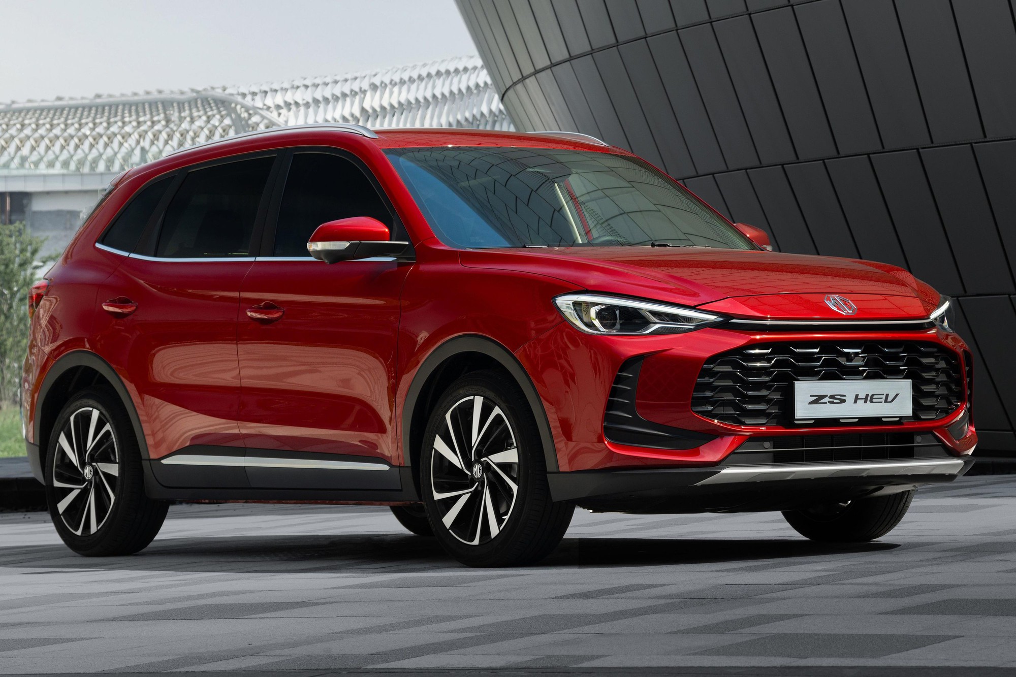 MG ZS hybrid 2026 ra mắt ĐN&Aacute;: Thiết kế long lanh hơn bản ở Việt Nam, hộp số 3 cấp độc đ&aacute;o, 15 t&iacute;nh năng ADAS - Ảnh 5.