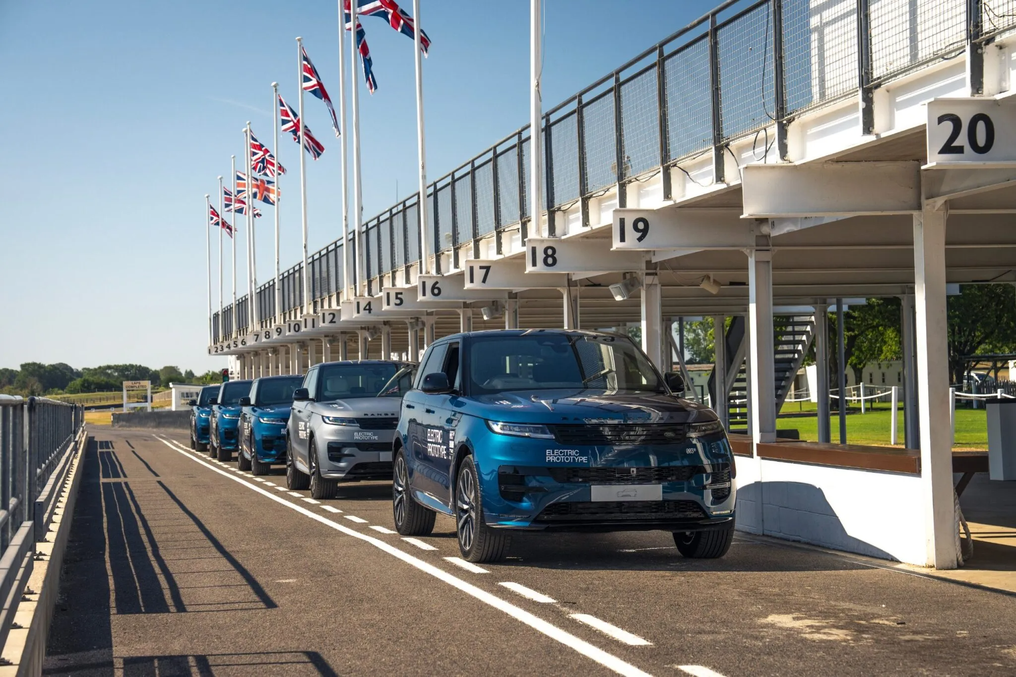 Range Rover Sport EV lộ diện: Nhiều điểm kh&aacute;c để ph&acirc;n biệt, vẫn off-road tốt nhờ c&ocirc;ng nghệ ri&ecirc;ng, ra mắt cuối năm nay - Ảnh 8.