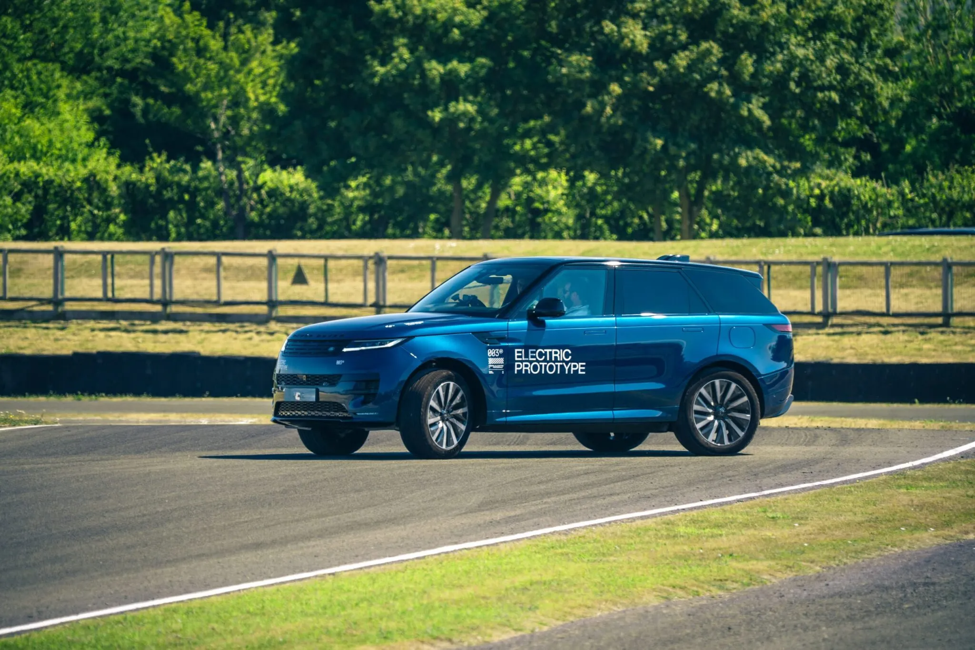 Range Rover Sport EV lộ diện: Nhiều điểm kh&aacute;c để ph&acirc;n biệt, vẫn off-road tốt nhờ c&ocirc;ng nghệ ri&ecirc;ng, ra mắt cuối năm nay - Ảnh 1.