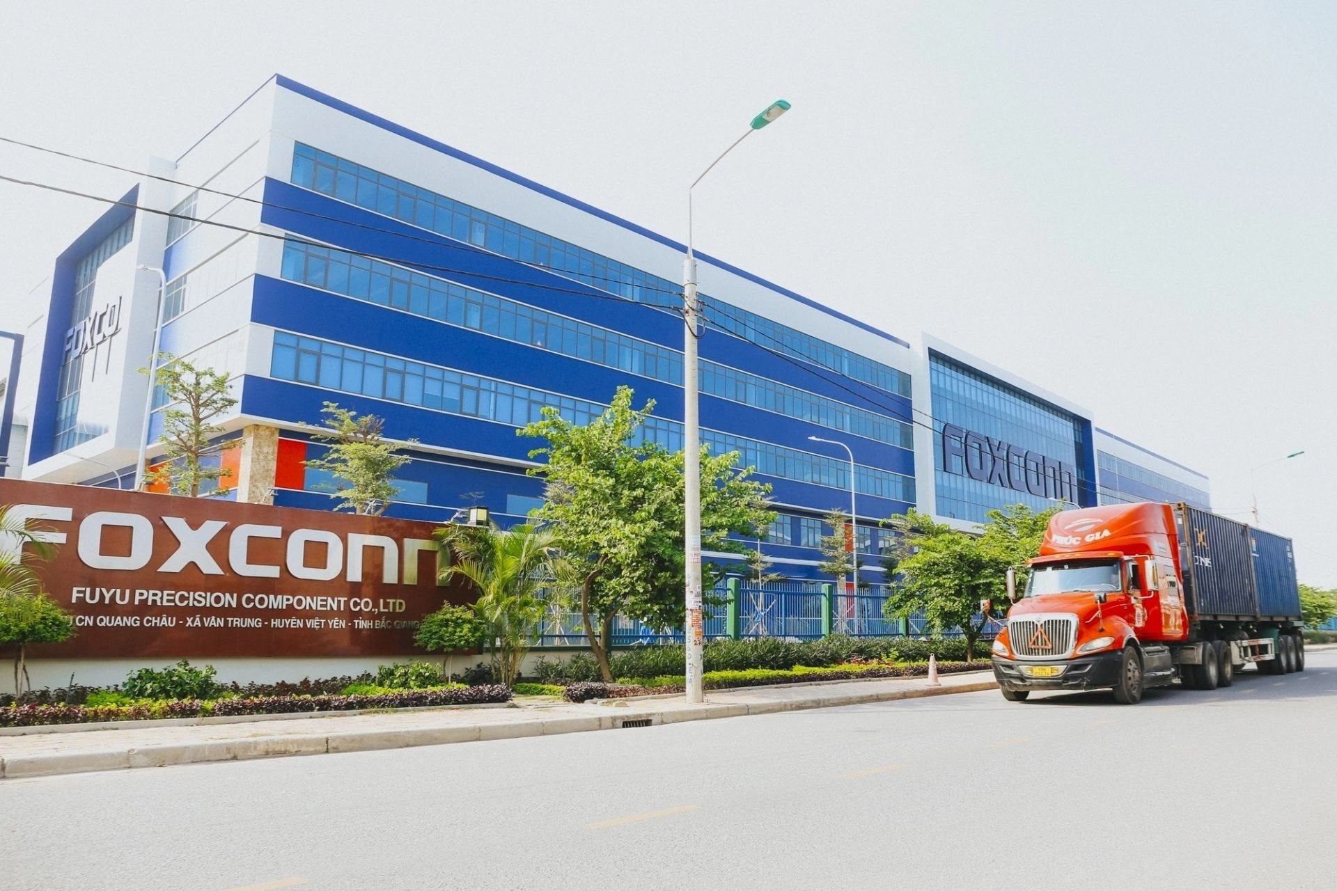 Foxconn tham gia sản xuất trạm sạc xe điện ở Việt Nam - Ảnh 1.