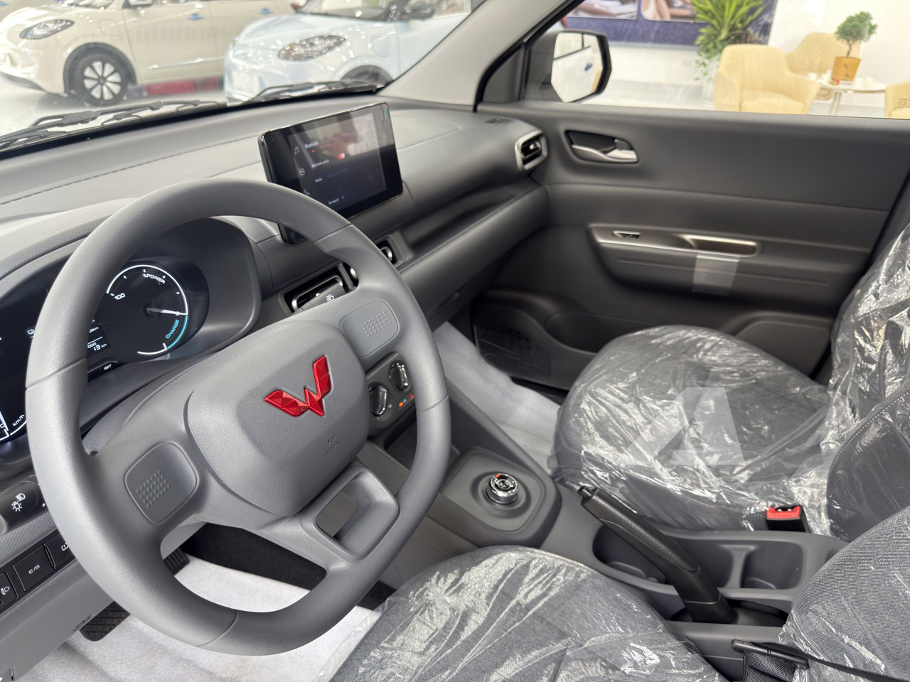 Soi MPV điện Wuling Grango vừa về đại lý: Xe 7 chỗ giá 499 triệu, cỡ mâm độc lạ, sạc 30 phút được 80% pin - Ảnh 10.