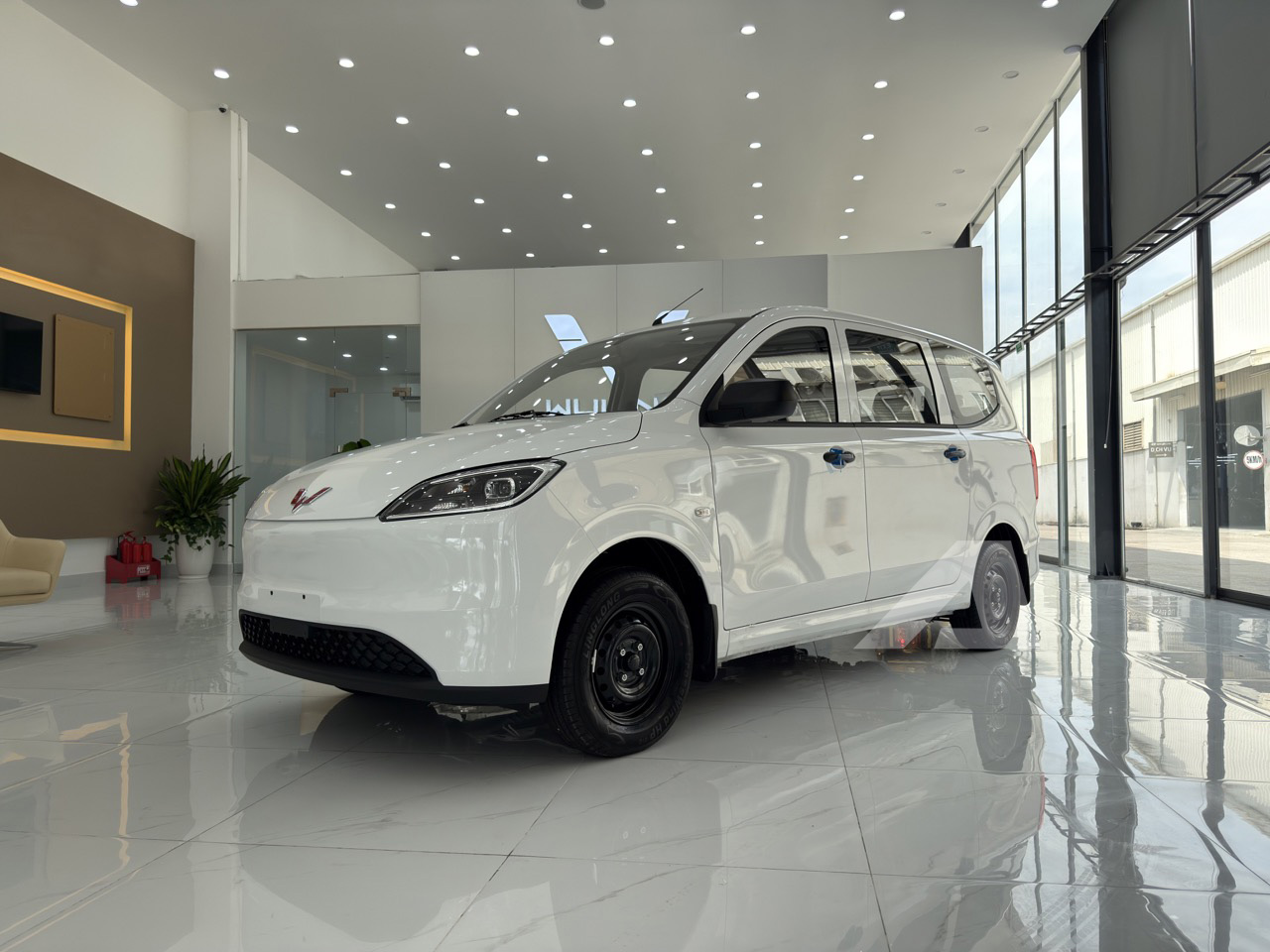 Soi MPV điện Wuling Grango vừa về đại lý: Xe 7 chỗ giá 499 triệu, cỡ mâm độc lạ, sạc 30 phút được 80% pin - Ảnh 1.